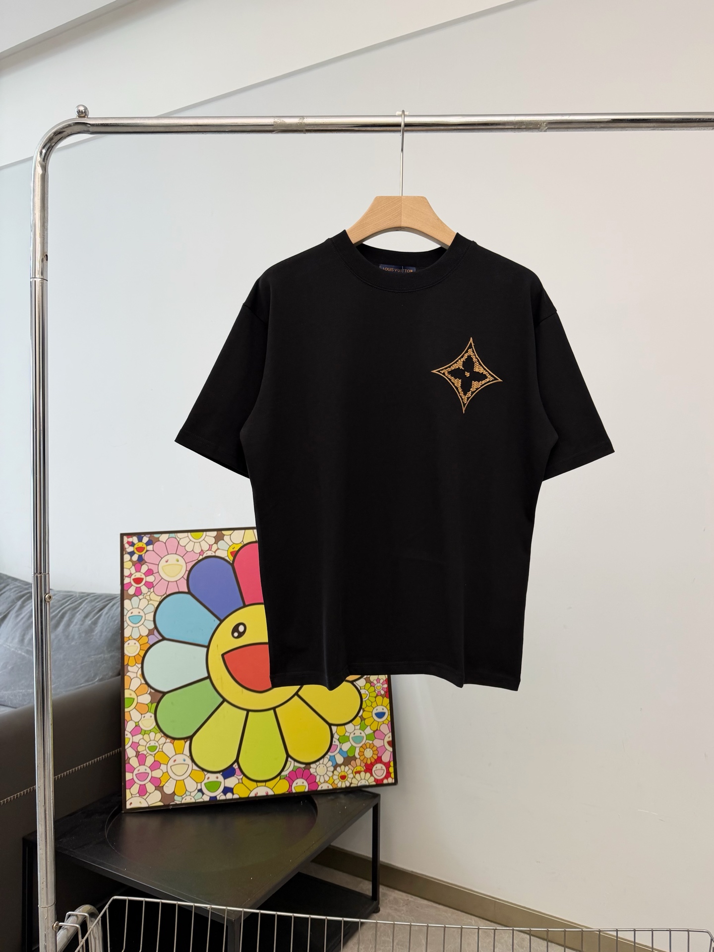P70 N.º de modelo ZQ132 Camiseta de manga corta con gran logo bordado de hilo de cobre LV. Tejido: 32 cabos dobles, 280…