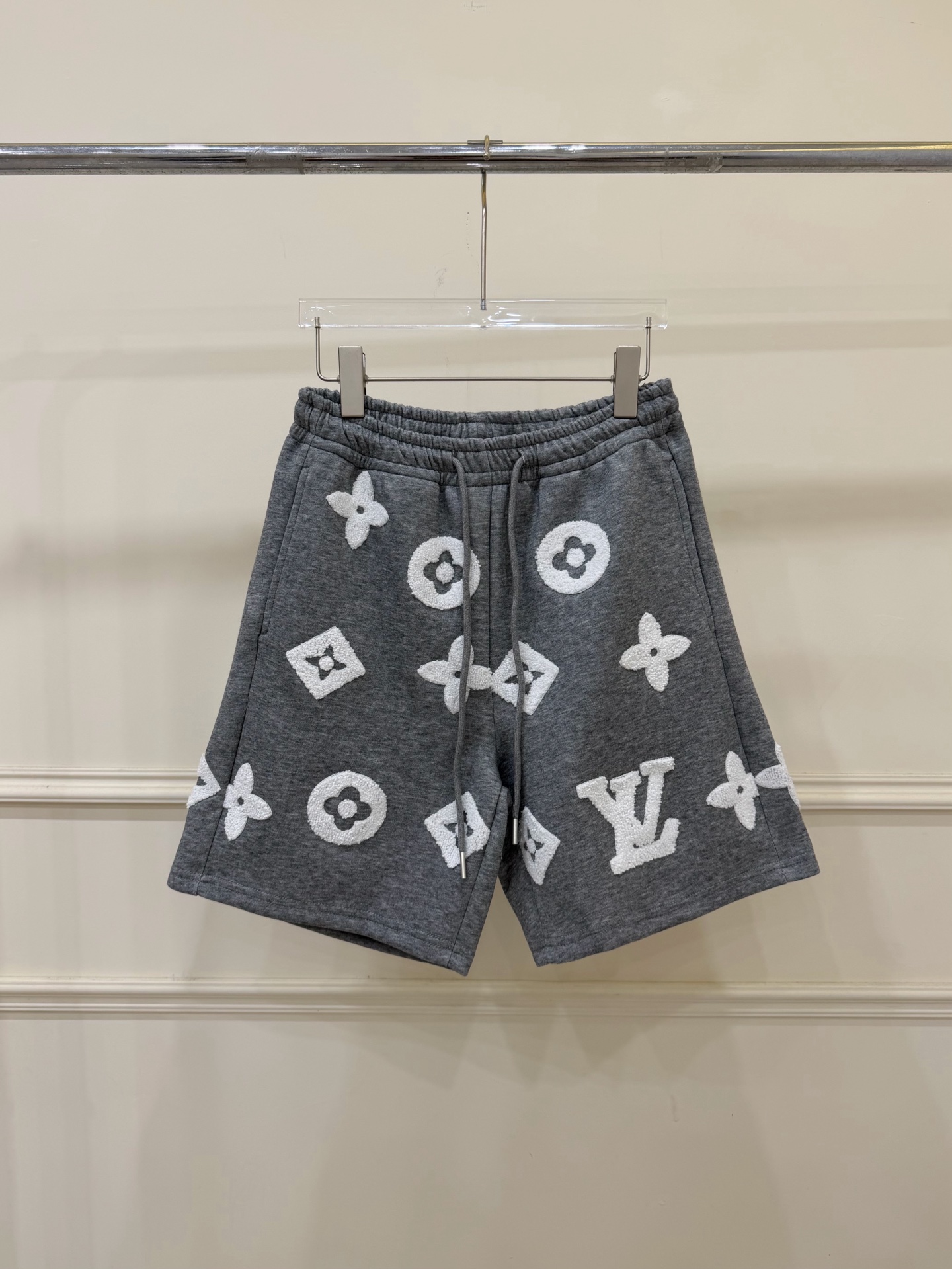 P90 Modelo ZQ212 LV pantalones cortos con cordón y bordado de cepillo de dientes con estampado completo de monograma, t…