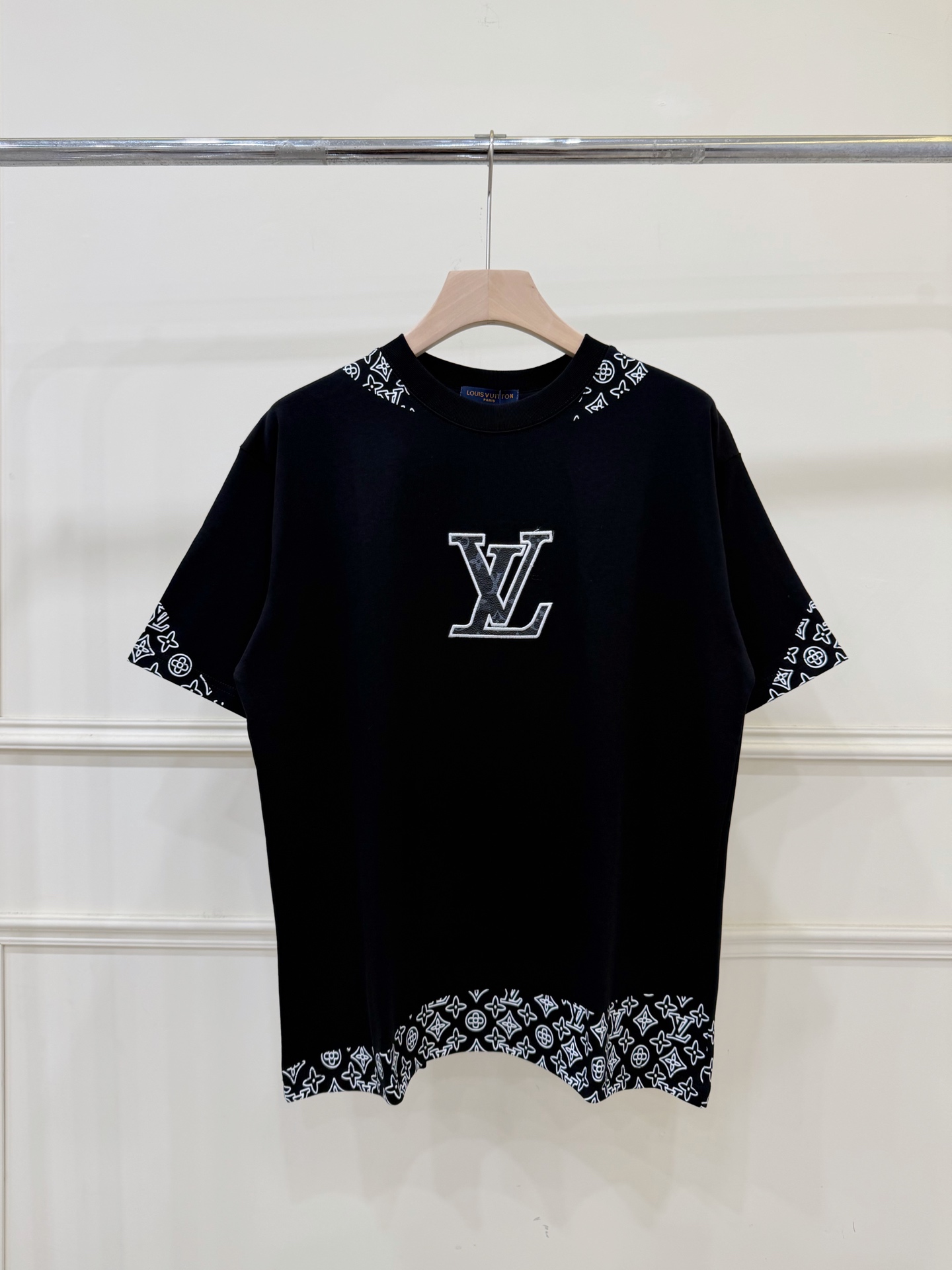 Modelo P80 ZQ245 LV camiseta de manga corta con estampado degradado grande y etiqueta de cuero. Tejido: 32 cabos dobles…