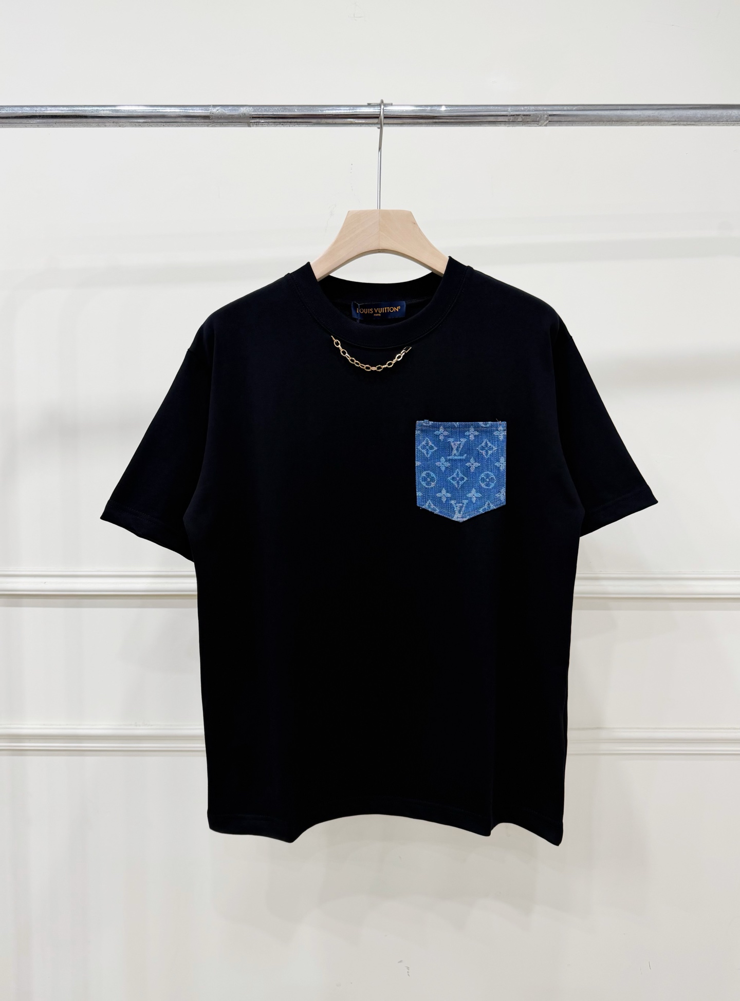 Modelo P75 ZQ247 LV cadena de hierro, vaquero con estampado clásico y bolsillo de parche, camiseta de manga corta. Teji…