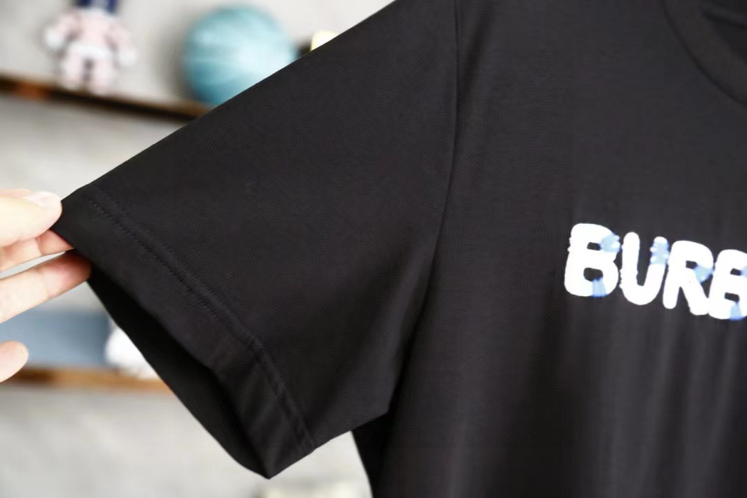 BURBERRY新品夏季男士新款巴宝莉圆领TB刺绣短袖T恤！品质逆天超高的性价比！小圆领的基础款简单的刺