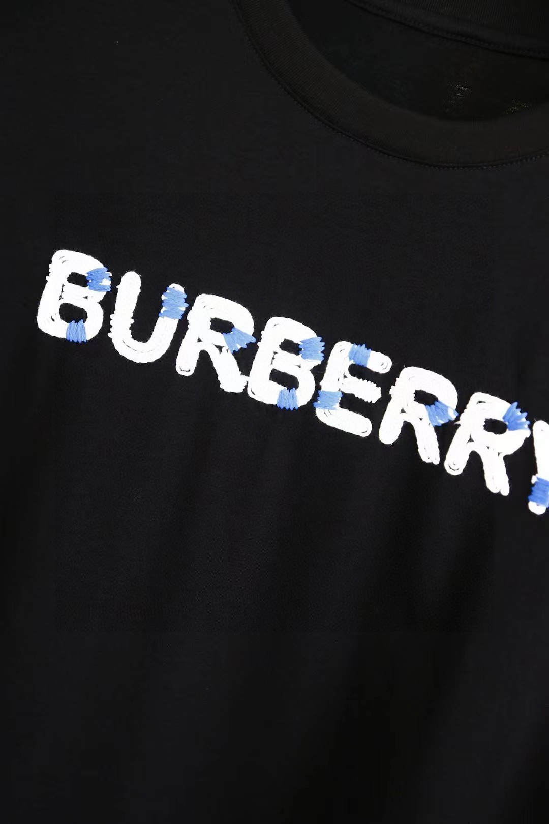 BURBERRY新品夏季男士新款巴宝莉圆领TB刺绣短袖T恤！品质逆天超高的性价比！小圆领的基础款简单的刺