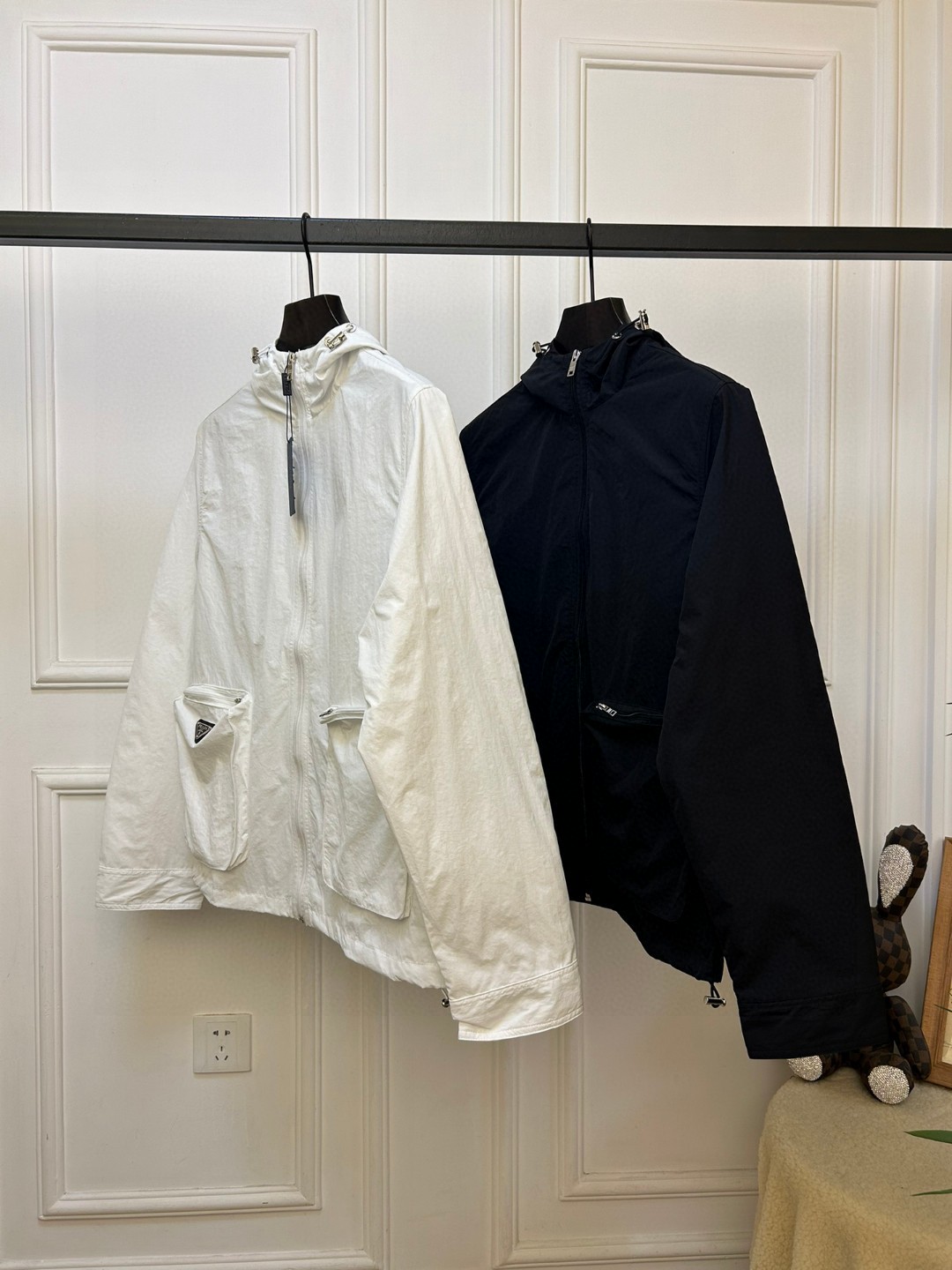 Prada Ropa Abrigos y chaquetas Negro Blanco Hombres Nylon Colección primavera / otoño Blusa con capucha