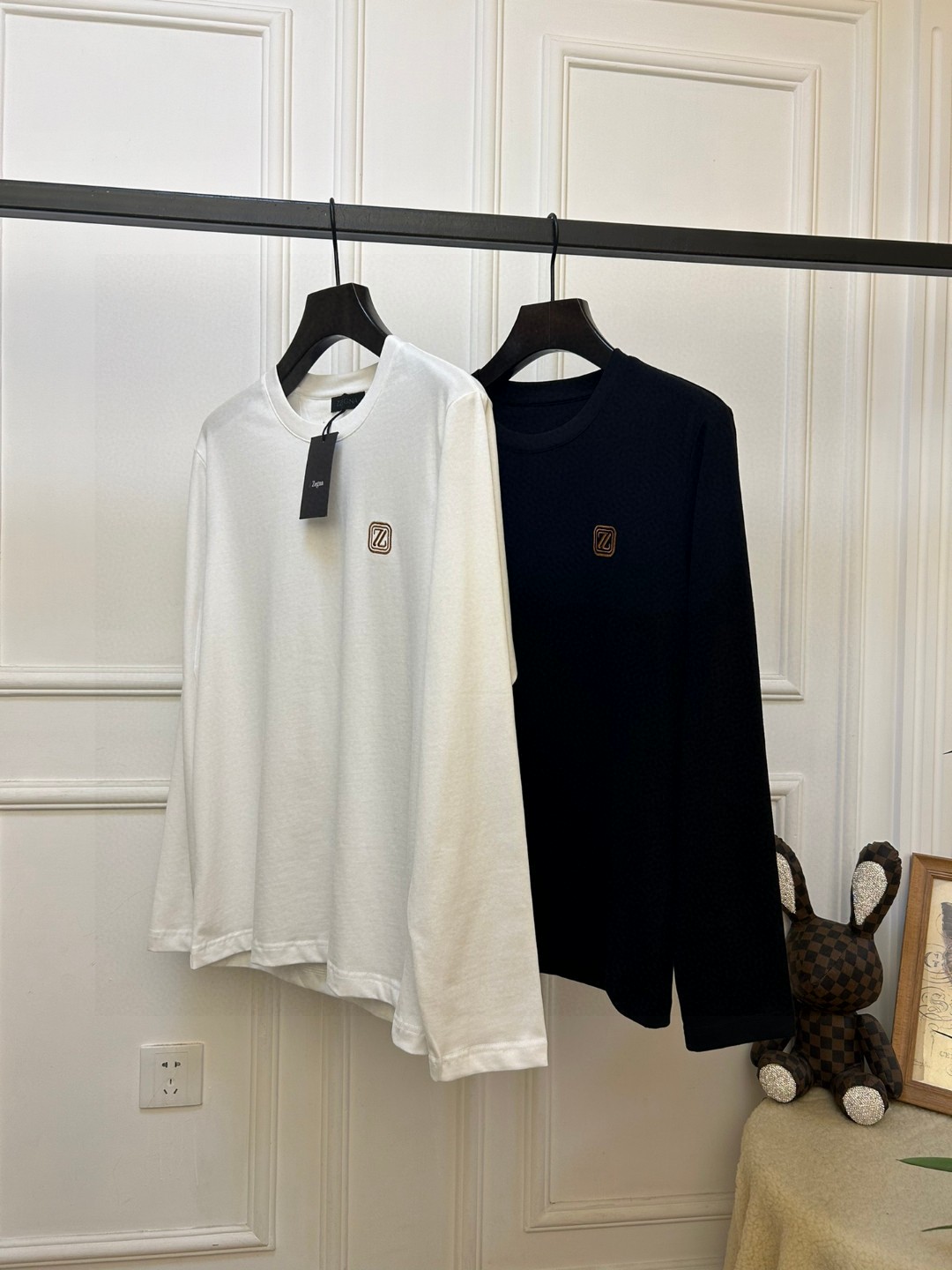 NO:565911,New product Jelia, ZEGNA AW new product for autumn and winter, men's basic round neck long-sleeved T-shirt base layer with classic 'CC' LOGO embroidery on the chest!  The trading company channel is rare, and it is released at the same time as GW. It is made of imported 26S double yarn pure cotton material. The fabric is thick and moderate, the texture is soft and dense, crisp and smooth. It has good breathability and moisture absorption against the skin. It is paired with the same vat-dyed ribbed collar and cuffs to increase the comfort level to 100%!  .The classic LOGO embroidery design on the chest of the body is echoed by the offset logo on the left cuff, which is a symbol of quality. The tailoring is a slim fit. It is very delicate, shows aura, and highlights the sophistication of business men. This is unique. It has just the right fit and the upper body effect is very good. Size 48/M-56/3XL 48, shoulder width 43, bust 96, length 65, sleeve length 62 50  Shoulder width 45 Bust 100 Dress length 66 Sleeve length 63 52 Shoulder width 47 Bust 104 Dress length 67 Sleeve length 64 54 Shoulder width 49 Bust 108 Dress length 68 Sleeve length 65 56 Shoulder width 51 Bust 112 Dress length 69 Sleeve length 66,,tees,t-shirt,alexander wang19860909新品杰利亚 ,ZEGNA AW秋冬新品,男士胸前经典'CC'LOGO刺绣基础款圆领长袖T恤打底衫！贸易公司渠道稀出,同步GW发售,选用客供进口26S双纱纯棉材质制成,面料厚实适中,质地柔软绵密、挺括垂顺,贴肤具有良好的透气吸湿性,搭配同缸色染罗纹领口袖口拼接,,将舒适度提升到百分百！.衣身胸前经典LOGO刺绣设计,搭配左袖口处胶印徽标相呼应,品质的象征.版型剪裁属于修身款 非常精致,显气场,,又会凸显商务男士的精致,这就是独到之处,恰到好处的修身,上身效果非常赞, 尺码48/M-56/3XL 48 肩宽43胸围96 衣长65袖长62 50 肩宽45胸围100衣长66袖长63 52 肩宽47胸围104衣长67袖长64 54 肩宽49胸围108衣长68袖长65 56 肩宽51胸围112衣长69袖长66,,tees，t-shirt,alexander wang,Men's clothing