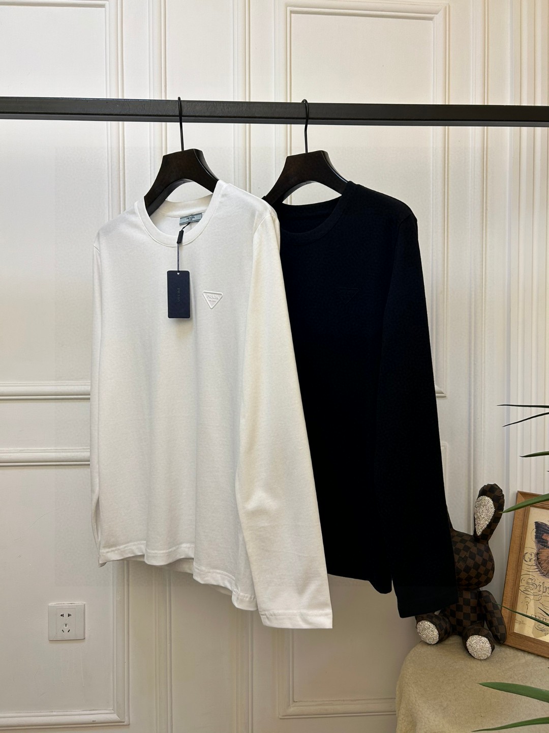 NO:565899,New product from Prada, PRADAAW new product for autumn and winter, men's basic round neck long-sleeved T-shirt base layer with classic 'CC' LOGO embroidery on the chest!  The trading company channel is rare, and it is released at the same time as GW. It is made of imported 26S double yarn pure cotton material. The fabric is thick and moderate, soft and dense, crisp and smooth. It has good breathability and moisture absorption next to the skin. It is matched with the same vat dyed rib collar and cuff splicing to increase the comfort to 100%. The classic LOGO embroidery design on the chest of the clothes is matched with the offset printed logo on the left cuff, which is a symbol of quality. The tailoring is a slim fit.  It is very delicate, shows aura, and highlights the sophistication of business men. This is unique. It has just the right fit and the upper body effect is very good. Size 48/M-56/3XL 48 Shoulder width 43 Bust 96 Clothing length 65 Sleeve length 62 50 Shoulder width 45 Bust 100 Clothing length 66 Sleeve length 63 52   Shoulder width 47 Bust 104 Clothing length 67 Sleeve length 64 54 Shoulder width 49 Bust 108 Clothing length 68 Sleeve length 65 56 Shoulder width 51 Bust 112 Clothing length 69 Sleeve length 66,, prada, prada, tees, t-shirt, alexander wang19860909新品普拉达 , PRADAAW秋冬新品,男士胸前经典'CC'LOGO刺绣基础款圆领长袖T恤打底衫！贸易公司渠道稀出,同步GW发售,选用客供进口26S双纱纯棉材质制成,面料厚实适中,质地柔软绵密、挺括垂顺,贴肤具有良好的透气吸湿性,搭配同缸色染罗纹领口袖口拼接,将舒适度提升到百分百,,衣身胸前经典LOGO刺绣设计,,搭配左袖口处胶印徽标相呼应,品质的象征.版型剪裁属于修身款 非常精致,显气场,.又会凸显商务男士的精致,这就是独到之处,恰到好处的修身,上身效果非常赞, 尺码48/M-56/3XL 48 肩宽43胸围96 衣长65袖长62 50 肩宽45胸围100衣长66袖长63 52 肩宽47胸围104衣长67袖长64 54 肩宽49胸围108衣长68袖长65 56 肩宽51胸围112衣长69袖长66,,prada,prada,tees，t-shirt,alexander wang,Men's clothing