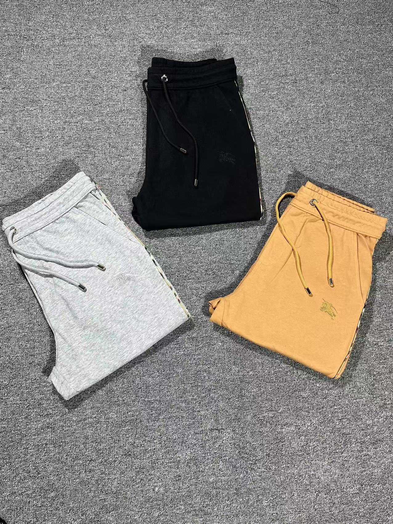 NO:122698,2025.2025ss Spring and Summer New Products!  Exclusive custom sweatshirt cotton fabric, celebrities' favorite fashion-flavored casual set, simple and generous, embroidered webbing design, craft design,!  Clean and neat tailored, full of urban style. It is available for exclusive top-quality custom fabrics, soft and dry, with a crisp and stylish upper body effect, three-dimensional cutting process, and the style is high standard, and the right silhouette version is not tight, just feel good when worn. Such a large number of top-quality raw materials create high-end products with unparalleled value, the first choice for high-end fashion fashion people, the upper body effect is super good, the number of digits M, L, XL, XXL, XXXL48-56 (model 173, 143 catties upper body 50 sizes., 3 colors khaki, black, gray, hoodie, sweatshirts, alexander wang198609092025.2025ss春夏新品！独家定制卫衣棉面料,明星最爱时装味休闲套装 简单大方 刺绣织带设计 工艺设计,！干净利落剪裁 都市风十足 可供独家顶级定制面料,手感软糯干爽,上身效果挺括有型,立体裁剪工艺,版型上都是高标准,恰当好处的廓型版,又恰恰不紧绷,穿上心情就好,如此众多的顶级原料,打造出价值感无与伦比的高端产品,高端潮流时尚人士首选,上身效果超级好看,码数M,L,XL,XXL,XXXL48-56（模特173,143斤上身50码.,3个颜色卡其色,黑色,灰色,,hoodie,sweatshirts,alexander wang,Men's clothing