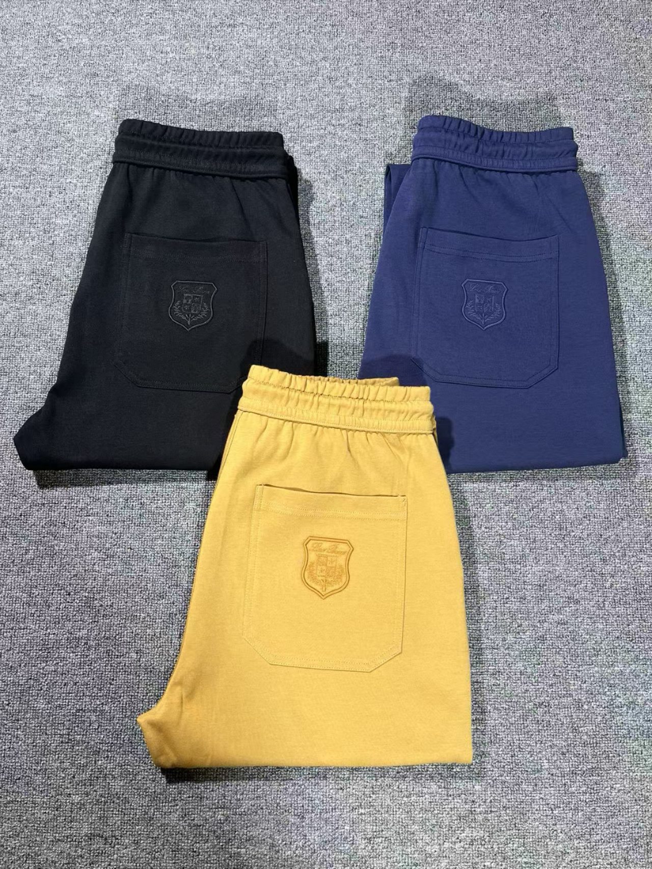 NO:122696,2025.Loro*Piana2025s spring and summer new product!  Exclusive custom sweatshirt cotton fabric, celebrities love fashion flavor, casual, simple and generous, embroidered webbing design, craft design, clean and neat tailoring, full of urban style, available for exclusive top-level custom fabrics, soft, soft and dry, with a crisp and stylish upper body effect. Three-dimensional cutting technology, the style is high standard, the appropriate and appropriate silhouette version is not tight, just feel good when worn, so many top-level raw materials create high-end products with unparalleled value, the first choice for high-end fashion fashion people, the upper body effect is super good, the number of 173, 143 catties upper body 50 yards., 3 colors royal blue, black, khaki, loro piana, hoodie, sweatshirts, alexander wang198609092025.Loro*Piana2025s春夏新品！独家定制卫衣棉面料,明星最爱时装味休闲简单大方 刺绣织带设计 工艺设计,干净利落剪裁 都市风十足 可供独家顶级定制面料,,手感软糯干爽,上身效果挺括有型.立体裁剪工艺,版型上都是高标准,恰当好处的廓型版,又恰恰不紧绷,穿上心情就好,如此众多的顶级原料,打造出价值感无与伦比的高端产品,高端潮流时尚人士首选,上身效果超级好看,码数M,L,XL,XXL,XXXL48-56（模特173,143斤上身50码.,3个颜色宝蓝色,黑色,卡其色,,loro piana,hoodie,sweatshirts,alexander wang,Men's clothing