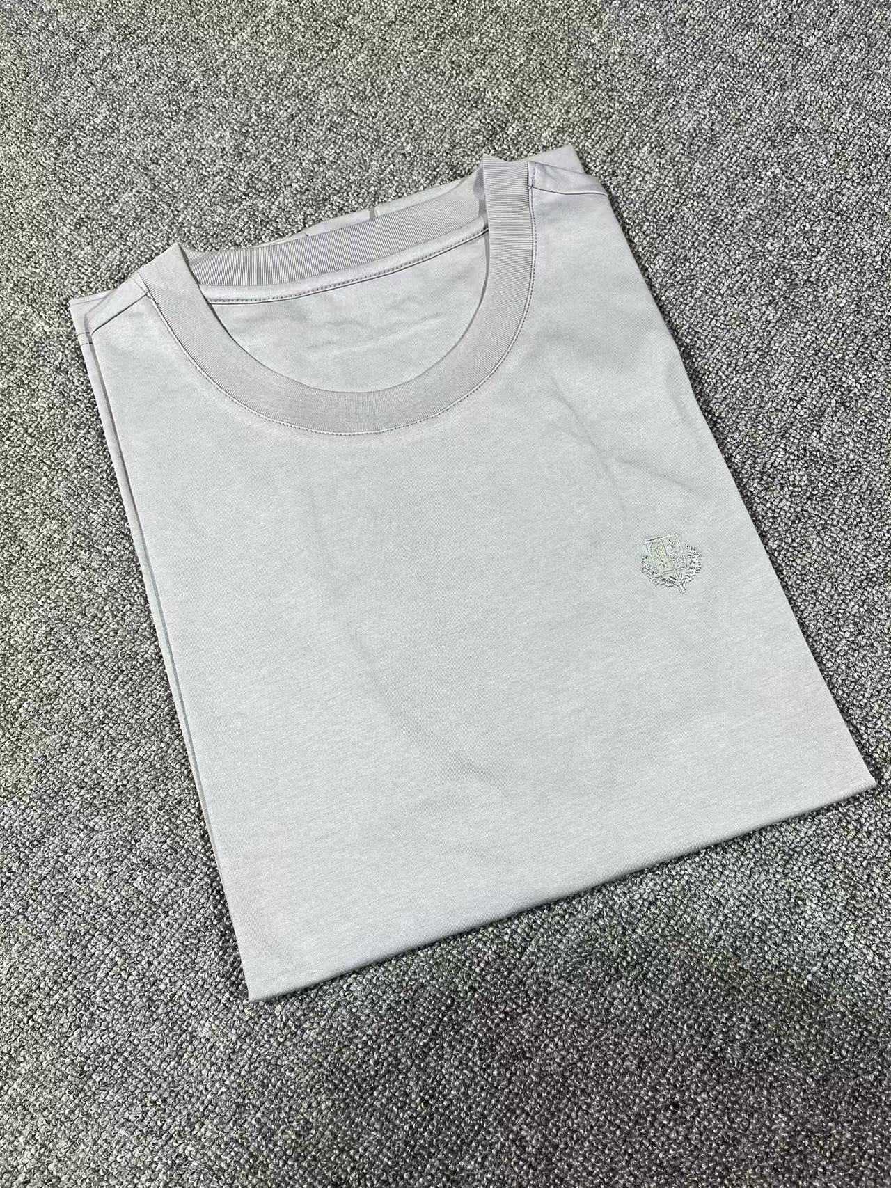 NO:122690,2025.Loro*Piana2025s spring and summer new product!  Exclusive custom mercerized cotton fabric, celebrities love fashion flavor, casual, simple and generous, embroidered webbing design, craft design, clean and neat tailoring, full of urban style, available for exclusive top-level custom fabrics, soft, soft and dry, with a crisp and stylish upper body effect. Three-dimensional cutting technology, the style is high standard, the appropriate and appropriate silhouette version is not tight, just feel good when wearing it, so many top raw materials create high-end products with unparalleled value, the first choice for high-end fashion fashion people, the upper body effect is super good, the number of 173, 143 catties upper body 50 yards., 5 colors light gray, white, sky blue, black, khaki, loro piana, alexander wang198609092025.Loro*Piana2025s春夏新品！独家定制丝光棉面料,明星最爱时装味休闲简单大方 刺绣织带设计 工艺设计,干净利落剪裁 都市风十足 可供独家顶级定制面料,,手感软糯干爽,上身效果挺括有型.立体裁剪工艺,版型上都是高标准,恰当好处的廓型版,又恰恰不紧绷,,穿上心情就好,如此众多的顶级原料,打造出价值感无与伦比的高端产品,高端潮流时尚人士首选,上身效果超级好看,码数M,L,XL,XXL,XXXL48-56（模特173,143斤上身50码.,5个颜色浅灰色,白色,天蓝色,黑色,卡其色,,loro piana,alexander wang,Men's clothing