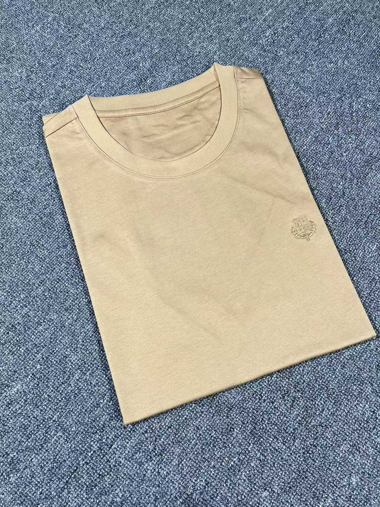 NO:122693,2025.Loro*Piana2025s spring and summer new product!  Exclusive custom mercerized cotton fabric, celebrities love fashion flavor, casual, simple and generous, embroidered webbing design, craft design, clean and neat tailoring, full of urban style, available for exclusive top-level custom fabrics, soft, soft and dry, with a crisp and stylish upper body effect. Three-dimensional cutting technology, the style is high standard, the appropriate and appropriate silhouette version is not tight, just feel good when worn, so many top raw materials create high-end products with unparalleled value, the first choice for high-end fashion fashion people, the upper body effect is super good, the number of 173, 143 catties upper body 50 yards., 5 colors light gray, white, sky blue, black, khaki, loro piana, alexander wang198609092025.Loro*Piana2025s春夏新品！独家定制丝光棉面料,明星最爱时装味休闲简单大方 刺绣织带设计 工艺设计,干净利落剪裁 都市风十足 可供独家顶级定制面料,,手感软糯干爽,上身效果挺括有型.立体裁剪工艺,版型上都是高标准,恰当好处的廓型版,又恰恰不紧绷,穿上心情就好,如此众多的顶级原料,打造出价值感无与伦比的高端产品,高端潮流时尚人士首选,上身效果超级好看,码数M,L,XL,XXL,XXXL48-56（模特173,143斤上身50码.,5个颜色浅灰色,白色,天蓝色,黑色,卡其色,,loro piana,alexander wang,Men's clothing