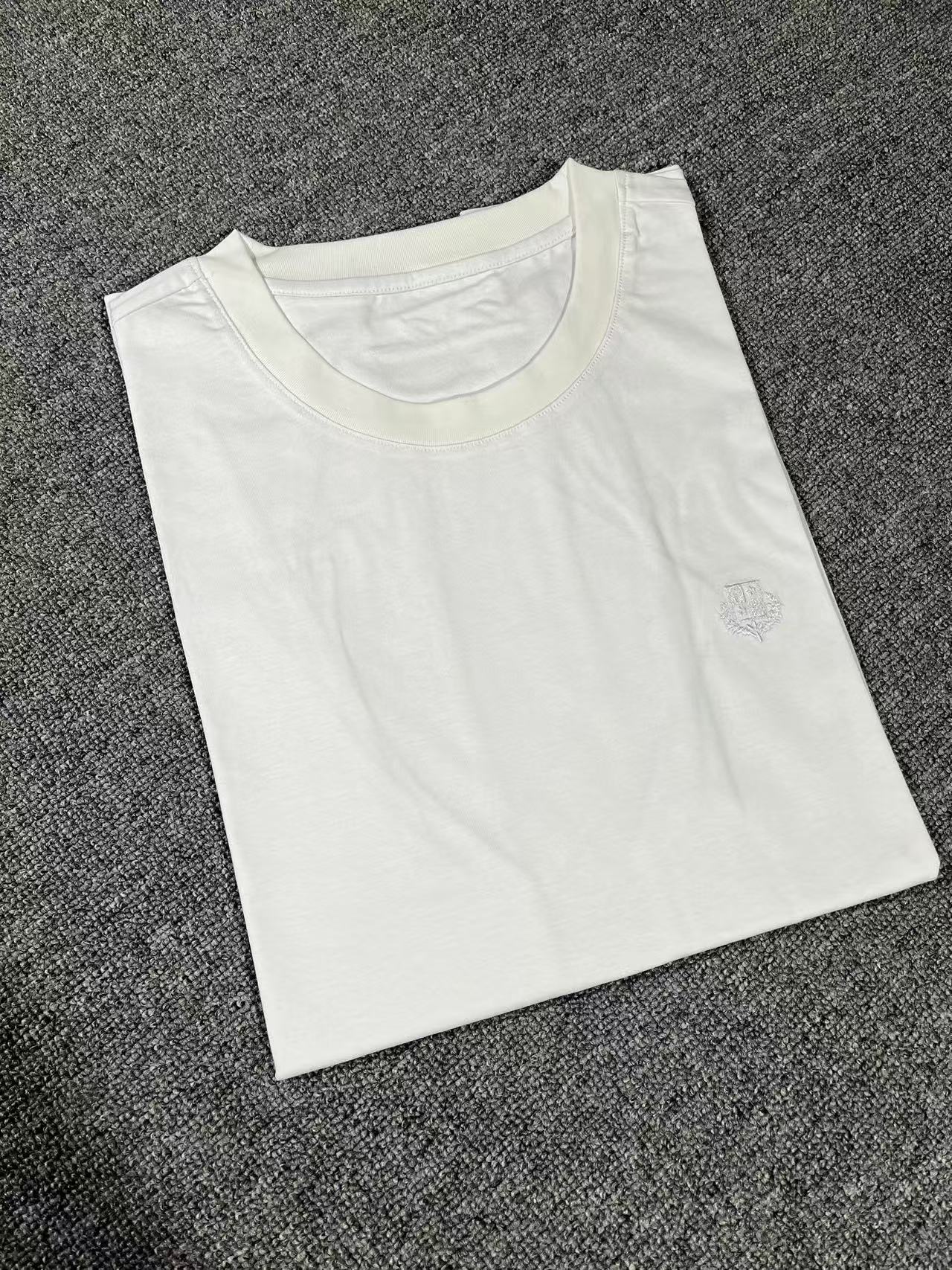 NO:122687,2025.Loro*Piana2025s spring and summer new product!  Exclusive custom mercerized cotton fabric, celebrities love fashion flavor, casual, simple and generous, embroidered webbing design, craft design, clean and neat tailoring, full of urban style, available for exclusive top-level custom fabrics, soft, soft and dry, with a crisp and stylish upper body effect. Three-dimensional cutting technology, the style is high standard, the appropriate and appropriate silhouette version is not tight, just feel good when worn, so many top raw materials create high-end products with unparalleled value, the first choice for high-end fashion fashion people, the upper body effect is super good, the number of 173, 143 catties upper body 50 yards., 5 colors light gray, white, sky blue, black, khaki, loro piana, alexander wang198609092025.Loro*Piana2025s春夏新品！独家定制丝光棉面料,明星最爱时装味休闲简单大方 刺绣织带设计 工艺设计,干净利落剪裁 都市风十足 可供独家顶级定制面料,,手感软糯干爽,上身效果挺括有型.立体裁剪工艺,版型上都是高标准,恰当好处的廓型版,又恰恰不紧绷,穿上心情就好,如此众多的顶级原料,打造出价值感无与伦比的高端产品,高端潮流时尚人士首选,上身效果超级好看,码数M,L,XL,XXL,XXXL48-56（模特173,143斤上身50码.,5个颜色浅灰色,白色,天蓝色,黑色,卡其色,,loro piana,alexander wang,Men's clothing