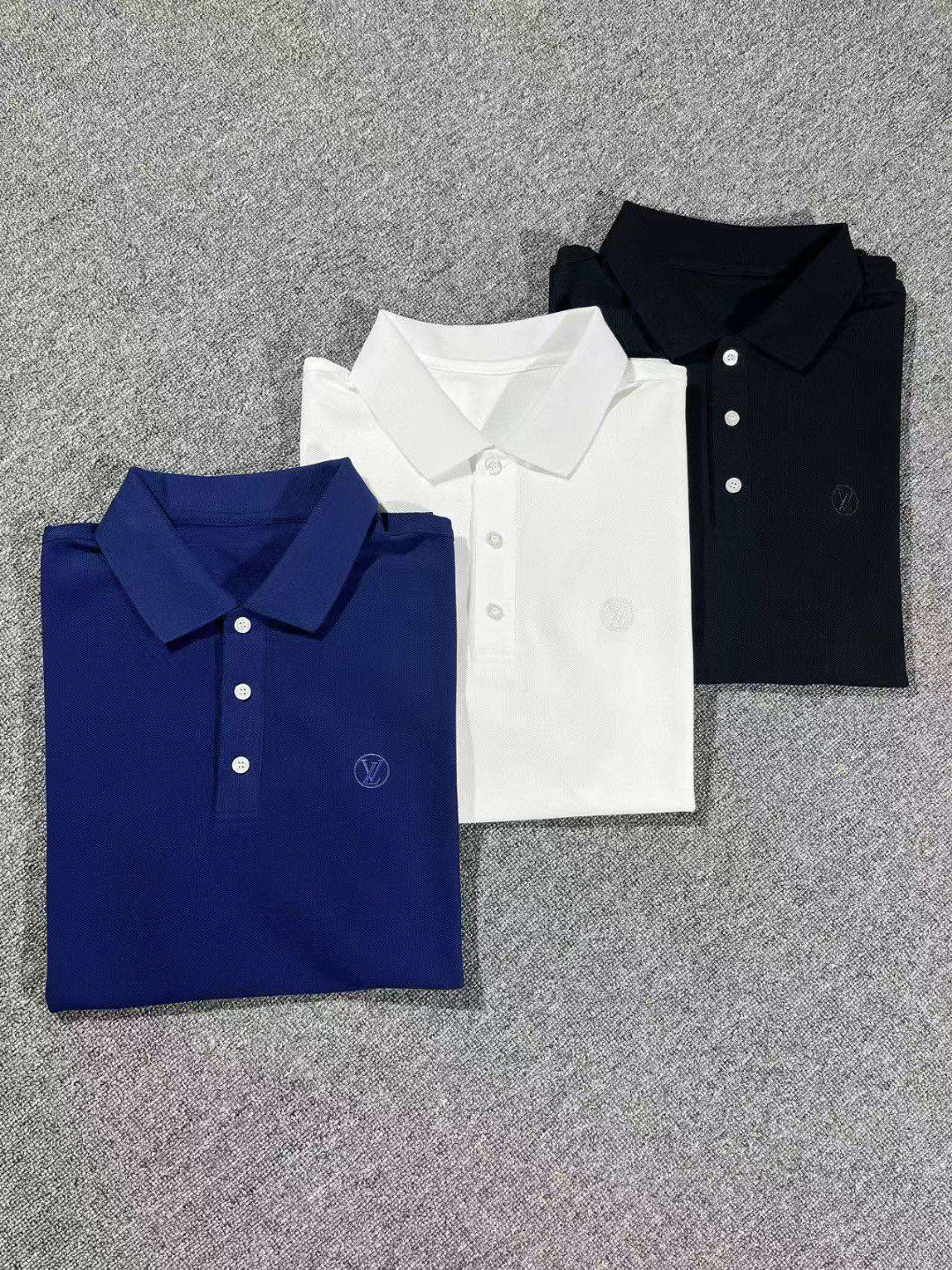 NO:132523,New product LY Lou…V Road*Dengss Summer New Product, Classic Logo Embroidered Bead Mesh Business Casual Short Sleeve POLO Shirt on Men’s Chest!  Hong Kong foreign companies channel goods, heavy and high-end products, perfectly follow the essence and genes of V. The embroidered logo on the chest body is embroidered with splicing classic presbyterian elements, showing a very distinctive and fashionable proposition, and strongly posits the brand identity. Customers supply high-end imported garment custom-woven beaded floor fabrics, Italian old-fashioned workshop ready-to-wear process is fixed and dyed, extremely luxurious and special materials, all with superior fabric attributes, mercerized process, the fabric is extremely glossy, the mesh structure is delicate and natural, and the comfort and breathability are perfect. The touch experience is self-evident, and the ultimate luxury enjoyment!  The custom-made natural mother-skin buckle closure is also very detailed as V Home, as the leader of men's clothing brand!  It is definitely not a heavy-weight Polo shirt that can be compared with the market currency, and it is the choice for high-end men's taste!  Color black, blue, white Size M-3XL M shoulder width 43 bust 96 Clothes length 67 sleeves 22 L shoulder width 45 bust 100 Clothes length 68 sleeves 23 XL shoulder width 47 bust 104 Clothes length 69 sleeves 24 XXL shoulder width 49 bust 108 Clothes length 70 sleeves 25 3XL shoulder width 51 bust 112 Clothes length 71 sleeves 26, T-shirt, alexander wang19860909新品LY Lou…V 路*登 ss夏季新品,男士胸前经典徽标刺绣珠地网眼商务休闲短袖POLO衫！香港洋行渠道货,重磅高端级臻品,完美沿袭了V家的精髓与基因,胸前衣身同色刺绣徽标,门襟融入拼接经典老花元素,,展现出极具鲜明态度的时髦主张,且有力标榜了品牌身份,客供高级进口成衣定织珠地面料,意大利老牌工坊成衣工序定织定染,极为奢华特殊的材质,面料属性皆为上乘,丝光工艺处理,面料光泽度极高,网眼结构细腻自然,舒适性与透气性完美兼备,触感体验不言而喻,奢华极致享受！门襟定制天然母贝扣闭合,V家作为男装品牌的引导者,细节把控也是非常到位！绝非市场通货可以媲美的重磅精品Polo衫,高端男士的品味之选！颜色黑色,蓝色,白色 尺码M-3XL  M肩宽43胸围96 衣长67袖长22 L肩宽45胸围100衣长68袖长23  XL肩宽47胸围104衣长69袖长24 XXL肩宽49胸围108衣长70袖长25 3XL肩宽51胸围112衣长71袖长26,,T-shirt,alexander wang,Men's clothing