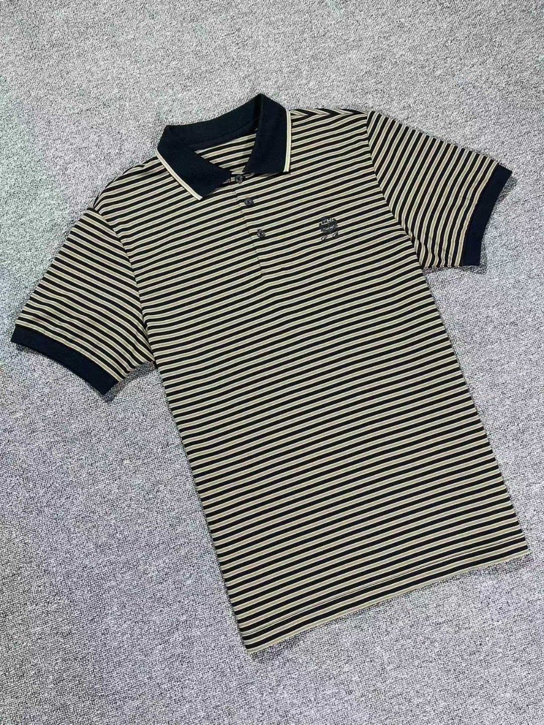 NO:132520,New product LP striped LY ss summer new product, classic logo embroidered bead ground mesh business casual short-sleeved POLO shirt on men’s chest!  Hong Kong foreign companies channel goods, heavyweight high-end products, perfectly follow the essence and genes of LP home. The embroidered logo on the chest body shows a very distinctive and fashionable proposition, and strongly posits the brand identity. Customers provide high-quality imported garment custom-woven bead floor fabrics, Italian old-fashioned workshop ready-to-wear process is fixed and dyed, extremely luxurious and special materials, all with superior fabric attributes, mercerized process, extremely high gloss, delicate and natural mesh structure, perfect combination of comfort and breathability, the touch experience is self-evident, luxurious and ultimate enjoyment!  The custom-made natural mother-skin buckle closure is also very detailed as the LP home as the guide of men's clothing brand!  It is definitely not a heavy-weight Polo shirt that can be compared with the market currency, and it is the choice for high-end men's taste!  Color brown, white, military green Size M-3XL M shoulder width 43 bust 96 Clothes length 67 sleeves 22 L shoulder width 45 bust 100 Clothes length 68 sleeves 23 XL shoulder width 47 bust 104 Clothes length 69 sleeves 24 XXL shoulder width 49 bust 108 Clothes length 70 sleeves 25 3XL shoulder width 51 bust 112 Clothes length 71 sleeves 26, loro piano, T-shirt, alexander wang19860909新品LP条纹LY ss夏季新品,男士胸前经典徽标刺绣珠地网眼商务休闲短袖POLO衫！香港洋行渠道货,重磅高端级臻品,完美沿袭了LP家的精髓与基因,胸前衣身同色刺绣徽标,展现出极具鲜明态度的时髦主张,且有力标榜了品牌身份,客供高级进口成衣定织珠地面料,意大利老牌工坊成衣工序定织定染,极为奢华特殊的材质,面料属性皆为上乘,丝光工艺处理,面料光泽度极高,网眼结构细腻自然,舒适性与透气性完美兼备,触感体验不言而喻,奢华极致享受！门襟定制天然母贝扣闭合,LP家作为男装品牌的引导者,细节把控也是非常到位！绝非市场通货可以媲美的重磅精品Polo衫,高端男士的品味之选！颜色咖啡色,白色,军绿色 尺码M-3XL  M肩宽43胸围96 衣长67袖长22 L肩宽45胸围100衣长68袖长23  XL肩宽47胸围104衣长69袖长24 XXL肩宽49胸围108衣长70袖长25 3XL肩宽51胸围112衣长71袖长26,,loro piana,T-shirt,alexander wang,Men's clothing
