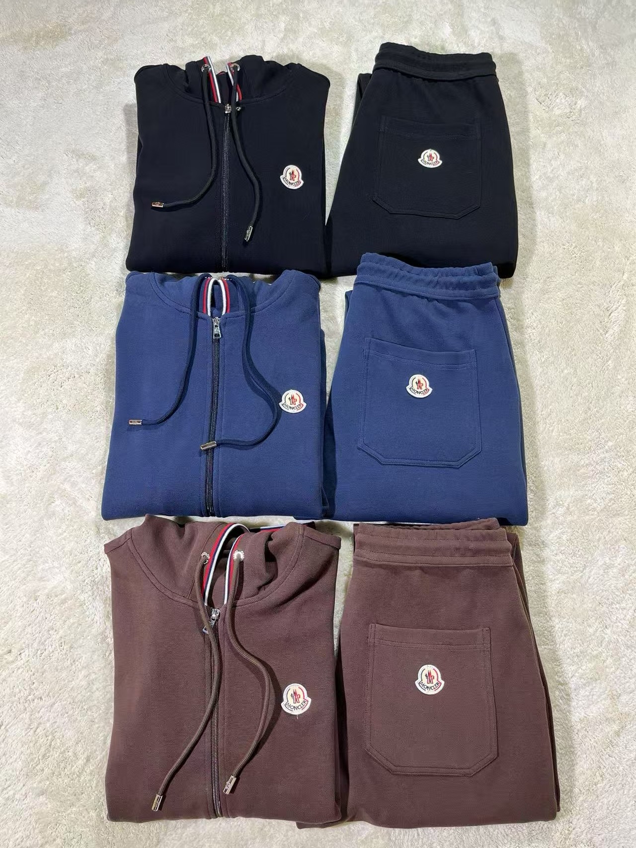 NO:509168,New moncler suits, can be sold separately for clothes, LY hoodies, LY, Prada - the latest autumn and winter product set - available at the counter at the same time, original single and casual fashion suits, with very distinctive upper body!  Eye-catching and highlighted, imported high-density polyester fiber fabric, high density, comfortable feel, warm and shiny surface, skin-friendly and breathable, simple but fashionable, extremely high-end, handsome and highly recommended, code number M-3XL loose version model 185/150, upper body XL, 23 colors black, blue, brown, prada, prada, Moncler, alexander wang19860909新品蒙口moncler套装,可分开出售套装衣服LY卫裤LY , Prada普拉达-秋冬最新品套装-专柜同步有售,原单狠货休闲时尚套装,上身很有特点！吸睛而有亮点,进口高密度聚酯纤维面料,密度高,手感舒适,表面有着温润的光泽,亲肤透气,简单而不失时尚,档次极高,上身帅到爆,极力推荐,码数M- 3XL宽松版模特185/150,上身XL,23个颜色黑色,蓝色,咖啡色,,prada,prada,Moncler,alexander wang,Men's clothing