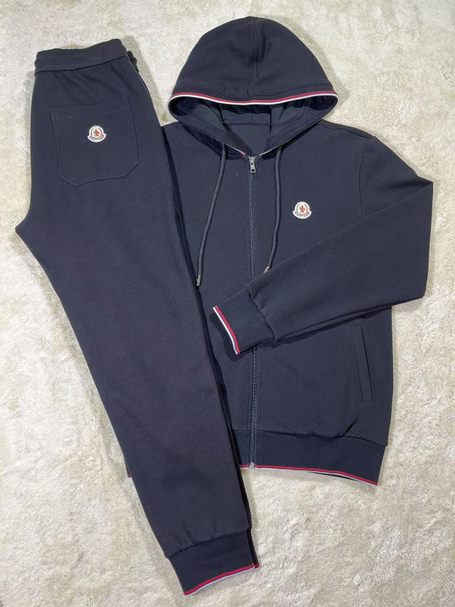 NO:509165,New moncler set, can be sold separately for clothes and 230 pants, Prada - the latest autumn and winter product set - available at the counter at the same time, original single casual and fashionable suit, with very distinctive upper body!  Eye-catching and highlighted, imported high-density polyester fiber fabric, high density, comfortable feel, warm and shiny surface, skin-friendly and breathable, simple but fashionable, extremely high-end, handsome and highly recommended, code number M-3XL loose version model 185/150, upper body XL, 23 colors black, blue, brown, prada, prada, Moncler, alexander wang19860909新品蒙口moncler套装,可分开出售套装衣服卫裤230 , Prada普拉达-秋冬最新品套装-专柜同步有售,原单狠货休闲时尚套装,上身很有特点！吸睛而有亮点,进口高密度聚酯纤维面料,密度高,手感舒适,表面有着温润的光泽,亲肤透气,简单而不失时尚,档次极高,上身帅到爆,极力推荐,码数M- 3XL宽松版模特185/150,上身XL,23个颜色黑色,蓝色,咖啡色,,prada,prada,Moncler,alexander wang,Men's clothing