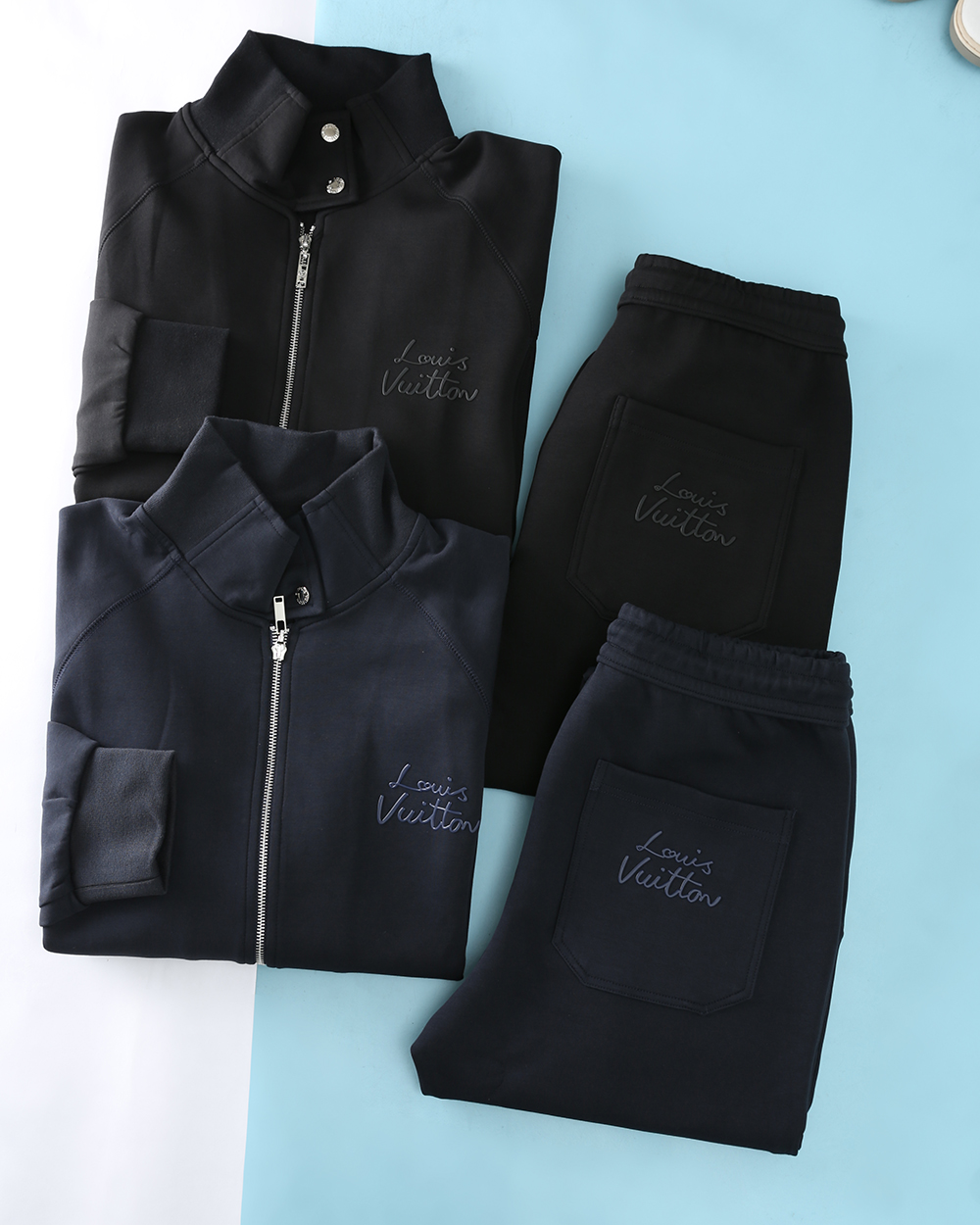 NO:565932,Clothes, pants, new sets, Lou...V Lu*den jacket-sweatpants, FW new arrival in autumn!  Men's signature body offset printed logo fashionable sports casual stand collar zipper cardigan jacket + drawstring sweatpants set!  Trading company channels are rare, and in the new season of 2025, we are promoting a spring fashion sports suit. The simple solid color design makes the upper body of the whole suit more stylish and full of energy!  We select customer-supplied worsted fiber knitted cotton fabrics, and the high-density weaving process makes the texture more drapey. The inner fabric is as neat and orderly as scales, soft and comfortable, skin-friendly and translucent, different from fabrics with serious chromosomes!  The classic three-dimensional silicone logo on the body and pants is very eye-catching, fashionable and luxurious!  The tailoring design of casual sports is very fashionable and youthful. It is also the kind of item that everyone needs. It is basic and versatile and has detailed elements. It can be said to be the general trend of the current fashion circle, and it is also a fashion vane. It is a very good choice for home/leisure/sports/daily life!  Top + pants, can be sold separately!  It is recommended to match it as a set for better results!  !  Jacket Item No. 7016 Size 48/M-56/3XL Pants Item No. 7017 Size 48/M-56/3XL Jacket 48 Sliding Shoulders Bust 108 Length 66 50 Sliding Shoulders Bust 112 Length 67 52 Sliding Shoulders Bust 116 Length 68 54 Sliding Shoulders Chest 120 Length 70 56 Sliding Shoulders  Bust 124 Length 72 Pants 48 Waist 72-84 Hips 106 straight 30 Pants length 104 50 Waist 76-88 Hips 110 straight 31 Pants length 105 52 Waist 80-92 Hips 114 straight 31 Pants length 105 54 Waist 84-96 Hips 118 straight 32  Pants length 106 56   Waist 88-100 Hips 122 straight stop 32 Pants length 106,,jackets & coats,alexander wang19860909衣服 裤子 新品套装 Lou…V 路*登 外套 -卫裤 FW秋季新品！男士签名体胶印标识时尚运动休闲立领拉链开衫外套+抽绳卫裤套装！贸易公司渠道稀出,25年新一季力推款春季时尚运动套装,简约的纯色设计,让整款套装上身更具型格,精气神十足！ 甄选客供精纺纤维针织棉面料,高密度机织工艺让质感更垂坠,内里织面鳞甲般整齐有序、柔软舒适,亲肤透爽区别于染色体严重的面料！衣身与裤身经典立体硅胶徽标,非常显眼时尚且极具奢华辨识度！休闲运动的裁剪设计,版型非常时尚显年轻,也是人人都需要的那种单品,又基础百搭又有细节化元素,可以说是目前时尚圈的大势,更是流行风向标,居家/休闲/运动/日常都是非常不错的选择！上衣+裤子,可拆开发售！建议成套搭配效果更佳！！ 外套货号7016 尺码48/M-56/3XL 裤子货号7017 尺码48/M-56/3XL 外套 48滑肩 胸围108衣长66 50滑肩 胸围112衣长67 52滑肩 胸围116衣长68 54滑肩 胸围120衣长70 56滑肩 胸围124衣长72 裤子 48 腰围72-84 臀围106直挡30 裤长104 50 腰围76-88 臀围110直挡31 裤长105 52 腰围80-92 臀围114直挡31 裤长105 54 腰围84-96 臀围118直挡32 裤长106 56 腰围88-100 臀围122直挡32 裤长106,,jackets & coats,alexander wang,Men's clothing