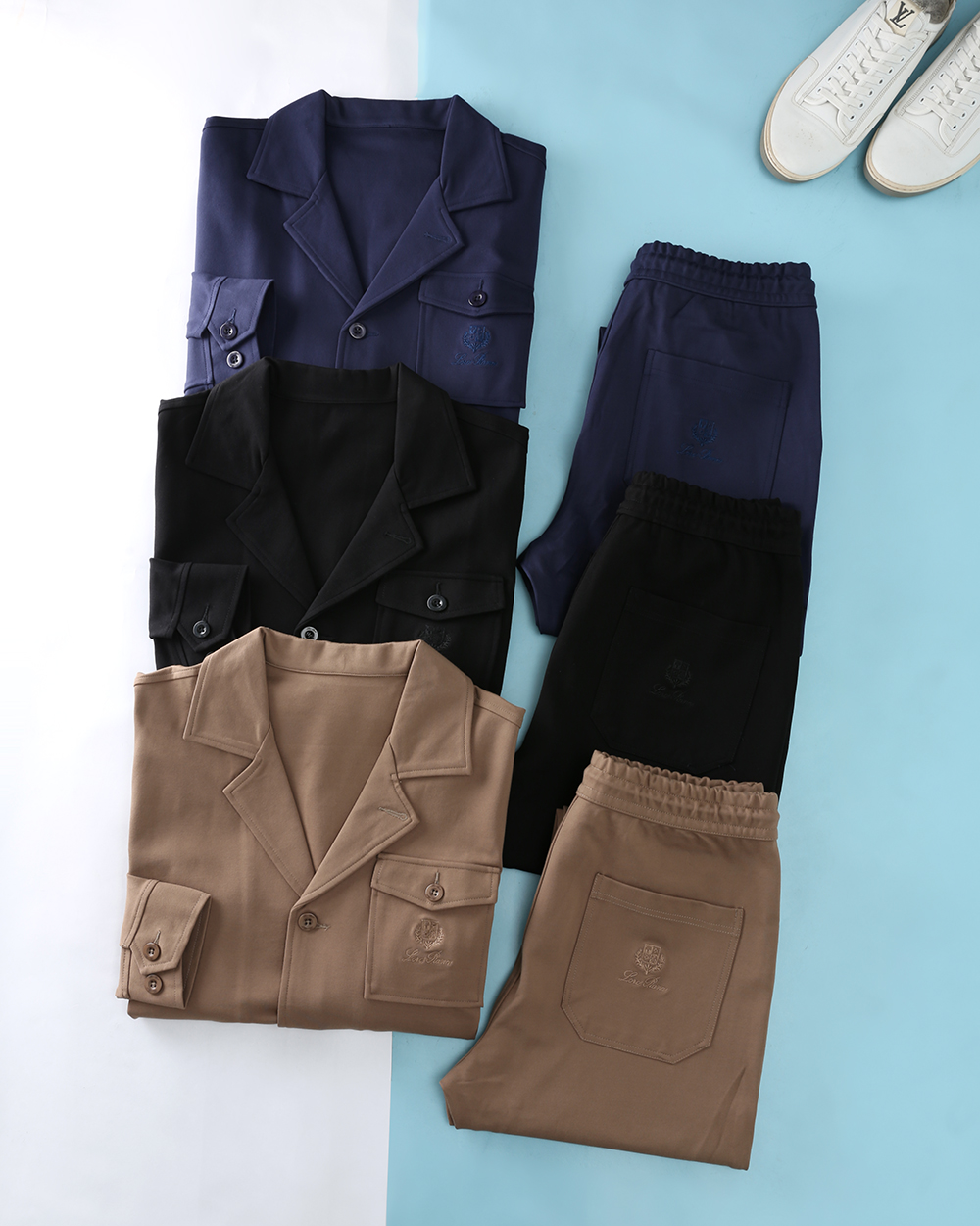 NO:565922,Clothes, pants, new suit Lor* Piana, jacket-sweatpants FW early autumn new style, men's classic totem embroidered logo fashion single pocket shirt jacket + straight casual pants suit!  Trading company channels are rare, ahead of GW sales!  At a time when the boundaries between business and leisure are gradually blurring, a light luxury business knitted suit that can not only show off taste but also adapt to a variety of scenarios has become a necessity in men's wardrobes!  The new knitted suit brought today, with its luxurious materials and exquisite design, reshapes the new paradigm of business casual dressing!  The imported plain cotton fabric is selected, which is soft and comfortable, has a smooth and shiny surface, and has excellent moisture absorption and breathability!  The simple yet elegant shirt-style lapels, paired with a single pocket design embroidered with the classic totem logo on the chest, and laser-engraved button decorations enhance the overall texture and add sophistication and luxury to the jacket!  The trousers are cut in a basic straight style with excellent craftsmanship, exquisite stitching and routing, and the details are extremely high-end and gorgeous. They are stylish and versatile, making the overall upper body more charming!  The elastic waist and inner drawstring design are both easy to put on and take off and have a casual and free temperament. It is really in line with the elegant temperament of urban business men!  Whether you are in a busy work day or an important business social event, this suit can make you stand out and show your style as a business elite!  Top + pants, can be sold separately!  Jacket item number 7009 Size 48/M-56/3XL Pants item number 7010 Size 48/M-56/3XL Jacket 48 Shoulder width 47 Bust 108 Length 66 Sleeve length 63 50 Shoulder width 49 Bust 112 Length 67 Sleeve length 64 52 Shoulder width 51 Bust 116 Length 68 Sleeve length 65 54  Shoulder width 53 Bust 120 Dress length 70 Sleeve length 66 56 Shoulder width 55 Bust 124 Dress length 72 Sleeve length 67 Pants 48 Waist 72-84 Hips 106 Straight 32 Pants length 102 50 Waist 76-88 Hips 110 Straight 33 Pants length 103 52 Waist 80-92 Hips 114 Straight 33  Pants length 104 54   Waist 84-96 Hips 118 straight 34 pants length 105 56 Waist 88-100 Hips 122 straight 34 pants length 106,,jackets & coats,shirts,alexander wang19860909衣服 裤子 新品套装Lor* Piana ,外套 -卫裤 FW早秋新款,男士经典图腾刺绣徽标时尚单口袋衬衫式外套+直筒休闲裤套装！贸易公司渠道稀出,领先GW发售！在商务与休闲的边界逐渐模糊的当下,一款既能彰显品味,又能适配多元场景的轻奢商务针织套装,成为男士们的衣橱刚需！今天带来的全新针织套装,以其奢华的材质与精巧的设计,重塑商务休闲着装新典范儿！ 选用课题进口平纹棉面料,柔软舒适,表面顺滑有光泽,吸湿透气性极佳！简约而不失优雅的衬衫式翻领,搭配胸前经典图腾标识刺绣单口袋设计,搭配激光刻印纽扣装饰,更提升了整体的质感,为外套增添了一份精致与奢华！长裤采用精良匠心的基础直筒版型裁剪,精湛考究的缝合工艺与走线,细品及其高级华丽,个性时尚又百搭,整体上身更加魅力四射！松紧腰搭配内里抽绳的设计,既方便穿脱又自带随性洒脱气质,真的是非常符合都市商务男士的儒雅气质！无论是在忙碌的工作日,还是重要的商务社交活动中,这款套装都能让您脱颖而出,尽显商务精英的风采！上衣+裤子,可拆开发售！ 外套货号7009 尺码48/M-56/3XL 裤子货号7010 尺码48/M-56/3XL 外套 48 肩宽47胸围108衣长66袖长63 50 肩宽49胸围112衣长67袖长64  52 肩宽51胸围116衣长68袖长65 54 肩宽53胸围120衣长70袖长66 56 肩宽55胸围124衣长72袖长67 裤子 48 腰围72-84 臀围106直挡32 裤长102 50 腰围76-88 臀围110直挡33 裤长103 52 腰围80-92 臀围114直挡33 裤长104 54 腰围84-96 臀围118直挡34 裤长105 56 腰围88-100 臀围122直挡34 裤长106,,jackets & coats,shirts,alexander wang,Men's clothing