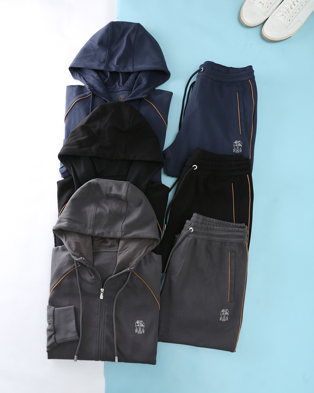 NO:565937,Clothes, pants, new product suit Brunello C, jacket-sweatpants, FW new autumn product, men's classic badge embroidery logo, contrasting piping, fashionable sports and leisure hooded zipper cardigan jacket + drawstring sweatpants set!  Fashion with typical Italian style, recommended as a must-have suit for high-end gentlemen, ideal for daily commuting in spring and autumn, the upper body perfectly interprets the unique temperament and taste of the wearer!  We use imported washed piqué cotton fabric supplied by customers. It feels very smooth and comfortable. The fabric is stiff, anti-wrinkle and wear-resistant, moisture-absorbent, quick-drying and breathable. The experience is wonderful!  The iconic totem embroidered logo on the front of the clothes and trousers is paired with engraved metal pendants, and the same color lacquered metal zipper hardware is customized on the placket and pockets. The details highlight the high-end texture and the taste is quite good!  The khaki piping in the details outlines the overall lines, making the upper body more dynamic and stylish, and the contrasting colors are an enduring classic that will never go out of style no matter how you wear it!  The overall style is simple but not too monotonous. It is a style that you will never get tired of no matter how you wear it!  The tailoring design of casual sports is very fashionable and youthful. It is also the kind of item that everyone needs. It is basic and versatile and has detailed elements. It can be said to be the general trend of the current fashion circle, and it is also a fashion vane. It is a very good choice for home/leisure/sports/daily life!  The style of the upper body is completely unobtrusive, the dressing effect is three-dimensional and slim, the neatness has a strong aura, and the production level of high-precision craftsmanship naturally presents high quality!  Jacket item number 7014 Size 48/M-56/3XL Pants item number 7015 Size 48/M-56/3XL Jacket 48 Sliding shoulder bust 108 Length 65 50 Sliding shoulder bust 112 Length 68 52 Sliding shoulder bust 116 Length 67 54 Sliding shoulder bust 120 Length 68 56  Sliding shoulder bust 124 Length 69 Pants 48 Waist 72-84 Hips 106 Straight 31 Pants length 103 50 Waist 76-88 Hips 110 Straight 31 Pants length 104 52 Waist 80-92 Hips 114 Straight 32 Pants length 105 54 Waist 84-96 Hips 118 Straight 32  Pants length 106 56   Waist 88-100 Hips 122 straight stop 33 Pants length 107, brunello cucinelli, jackets & coats, hats, alexander wang19860909衣服 裤子 新品套装Brunello C,外套 -卫裤 FW秋季新品,男士经典徽章刺绣标识撞色滚边时尚运动休闲连帽拉链开衫外套+抽绳卫裤套装！颇具意大利典型风格的时装,高端绅士必备套装推荐,春秋季日常通勤的理想首选,上身完美诠释着身者独有的气质与品位！ 选用客供进口水洗珠地棉面料,手感非常顺滑舒适,面料挺括抗皱耐磨,吸湿速干透气,体验感妙不可言！衣与于裤身前幅标志性图腾刺绣标识,搭配刻印金属吊饰,以及门襟和口袋处定制同色漆面金属拉链五金,细节处凸显高级质感,品味相当不俗！细节处卡其色滚边勾勒出整体的线条,使得上身效果更加的动感有型,撞色更是经久不衰的经典搭配,怎么穿都不会过时！整体风格简单又不会过于单调,属于怎么穿都不会觉得腻的款式！休闲运动的裁剪设计,版型非常时尚显年轻,也是人人都需要的那种单品,又基础百搭又有细节化元素,可以说是目前时尚圈的大势,更是流行风向标,居家/休闲/运动/日常都是非常不错的选择！上身完全不挑人的款式,着装效果立体修身,自带强大气场的俐落感,高精工艺的制作水准自然呈现的高品质！ 外套货号7014 尺码48/M-56/3XL 裤子货号7015 尺码48/M-56/3XL 外套 48 滑肩胸围108衣长65  50 滑肩胸围112衣长68 52 滑肩胸围116衣长67  54 滑肩胸围120衣长68 56 滑肩胸围124衣长69 裤子 48 腰围72-84 臀围106直挡31 裤长103 50 腰围76-88 臀围110直挡31 裤长104 52 腰围80-92 臀围114直挡32 裤长105 54 腰围84-96 臀围118直挡32 裤长106 56 腰围88-100 臀围122直挡33 裤长107,,brunello cucinelli,jackets & coats,hats,alexander wang,Men's clothing