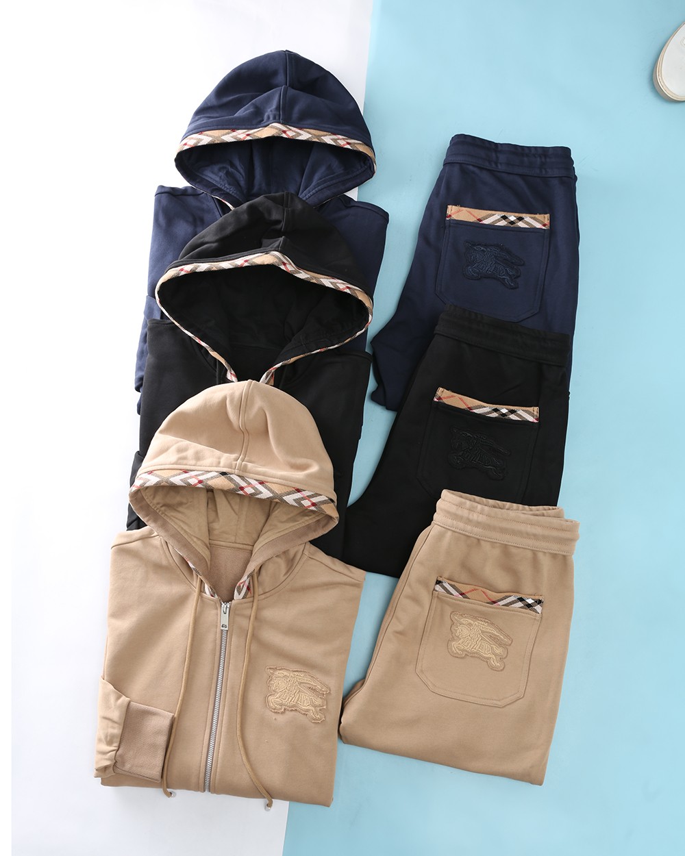 NO:565927,Clothes, pants, new suit, BBR Bar*li jacket-sweatpants, FW early autumn new high-quality terry cotton sports and leisure suit, men's classic war horse embroidered patch label, fashionable casual hooded jacket + drawstring casual sweatpants suit!  Trading company channels are scarce, and GW is on sale simultaneously!  B's brand new war horse embroidery suit has become a shining star in the fashion industry with its high-quality fabrics, unique design and excellent quality!  Made of imported terry cotton fabric supplied by customers, it not only has good breathability, but also allows the skin to breathe freely even when worn in hot weather, keeping you dry and comfortable at all times!  It also has excellent thermal insulation performance, which can protect you from the biting cold wind in the cold autumn and winter seasons, and provide you with considerate and warm protection!  The hat brim and trouser pockets are decorated with classic plaid ribbons, adding a unique sense of layering and three-dimensionality to Australia!  The classic war horse badge embroidery on the body and pants is the finishing touch of this hoodie!  This is not only a simple pattern, but also a status symbol, representing the wearer's unique pursuit of fashion and persistence in quality!  In terms of style design, this hoodie adopts a straight design with zipper opening and closing. This thoughtful design makes dressing more convenient and fashionable, adding unlimited possibilities to your dressing!  Top + pants, can be sold separately!  Jacket item number 7012 Size 48/M-56/3XL Pants item number 7013 Size 48/M-56/3XL Jacket 48 Shoulder width 47 Bust 108 Length 66 Sleeve length 63 50 Shoulder width 49 Bust 112 Length 67 Sleeve length 64 52 Shoulder width 51 Bust 116 Length 68 Sleeve length 65 54  Shoulder width 53 Bust 120 Dress length 70 Sleeve length 66 56 Shoulder width 55 Bust 124 Dress length 72 Sleeve length 67 Pants 48 Waist 72-84 Hips 106 Straight 31 Pants length 102 50 Waist 76-88 Hips 110 Straight 32 Pants length 103 52 Waist 80-92 Hips 114 Straight 32  Pants length 104 54   Waist 84-96 Hips 118 Straight 33 Trouser length 104 56 Waist 88-100 Hips 122 Straight 33 Trouser length 106,,jackets & coats,hats,alexander wang19860909衣服 裤子 新品套装 BBR 芭*力外套 -卫裤 FW早秋新款优质毛圈棉布运动休闲套装,男士经典战马刺绣贴布标签时尚休闲连帽外套+抽绳休闲卫裤套装！贸易公司渠道稀出,同步GW发售！B家全新战马刺绣套装奉献,以其优质的面料、独特的设计和卓越的品质,成为了时尚界的一颗璀璨明星！ 采用客供进口毛圈棉布,它不仅拥有良好的透气性,即使在炎热的天气里穿着,也能让肌肤自由呼吸,时刻保持干爽舒适！还具备出色的保暖性能,在寒冷的秋冬季节,为你抵御凛冽的寒风,给予你贴心的温暖守护！衣身帽沿与裤身口袋处拼接经典格纹织带装饰,为整个澳洲增添了一份别样的层次感与立体感！衣身与裤身那经典的战马徽章刺绣,更是这件帽衫的点睛之笔！这不仅仅是一个简单的图案,更是一种身份的象征,代表着穿着者对时尚的独特追求和对品质的执着坚守！在款式设计上,这件帽衫采用了拉链开合的直筒型设计,这一贴心的设计让穿搭变得更加便捷时髦,为你的穿搭增添无限可能！上衣+裤子,可拆开出售！ 外套货号7012 尺码48/M-56/3XL 裤子货号7013 尺码48/M-56/3XL 外套 48 肩宽47胸围108衣长66袖长63 50 肩宽49胸围112衣长67袖长64 52 肩宽51胸围116衣长68袖长65 54 肩宽53胸围120衣长70袖长66 56 肩宽55胸围124衣长72袖长67 裤子 48 腰围72-84 臀围106直挡31 裤长102 50 腰围76-88 臀围110直挡32 裤长103 52 腰围80-92 臀围114直挡32 裤长104 54 腰围84-96 臀围118直挡33 裤长104 56 腰围88-100 臀围122直挡33 裤长106,,jackets & coats,hats,alexander wang,Men's clothing