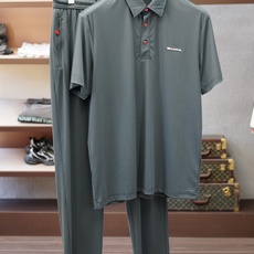 新品速干套装Kiton奇顿、/套2026春夏新品男士休闲套装,简约大气又自带高级质感。上衣为经典翻领短袖 新品速干套装Kiton奇顿、/套2026春夏新品男士休闲套装,简约大气又自带高级质感。上衣为经典翻领短袖
