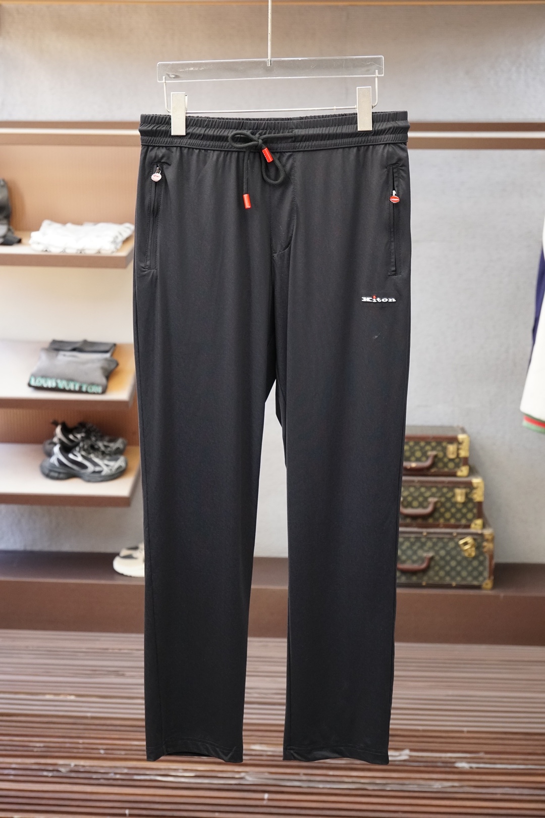 新品速干套装Kiton奇顿、/套2026春夏新品男士休闲套装，简约大气又自带高级质感。上衣为经典翻领短袖