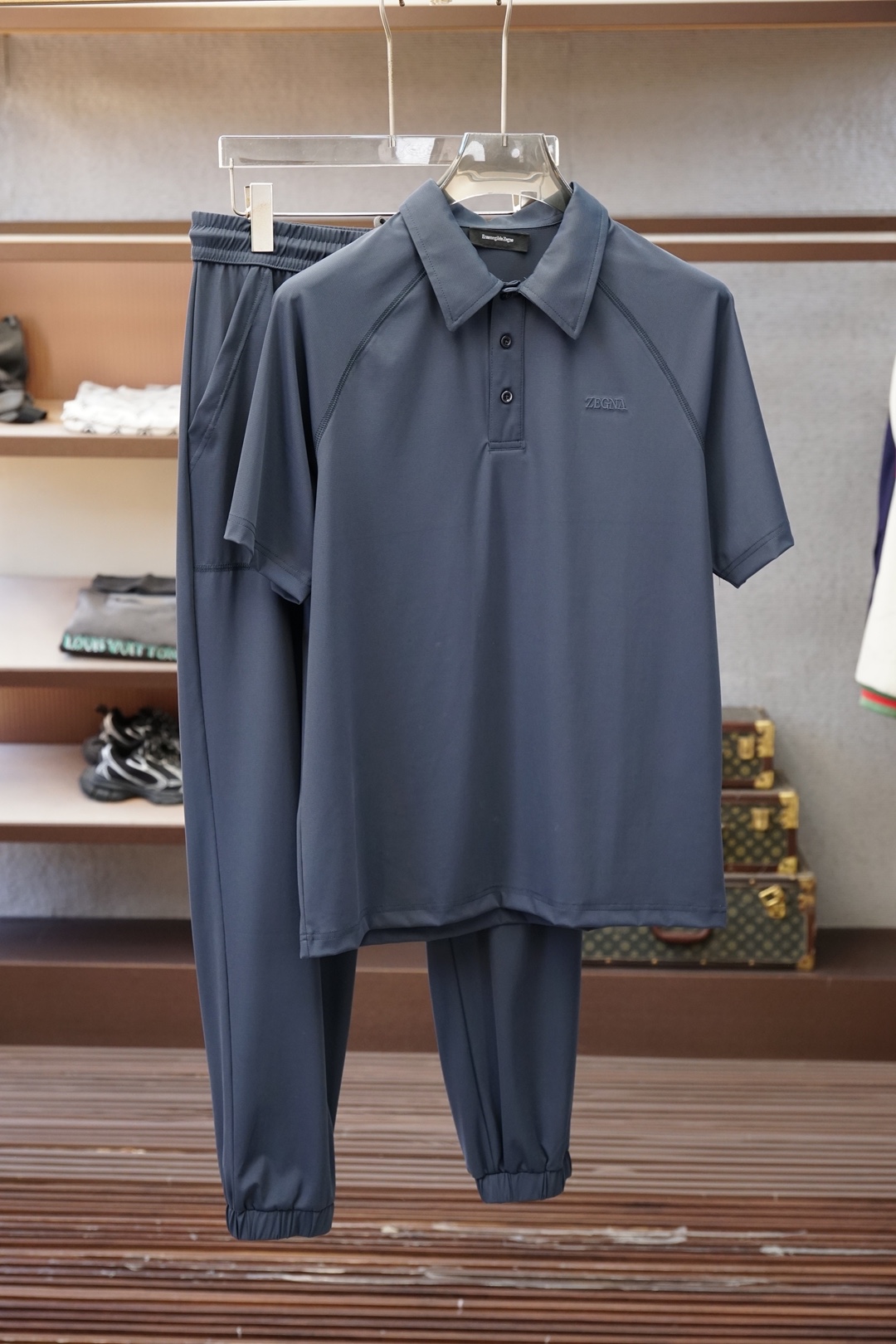 新品套装Zegna杰尼亚、/套2026春夏新品套装，以简约高级的色调，打造都市轻奢运动风。上衣为短袖Po