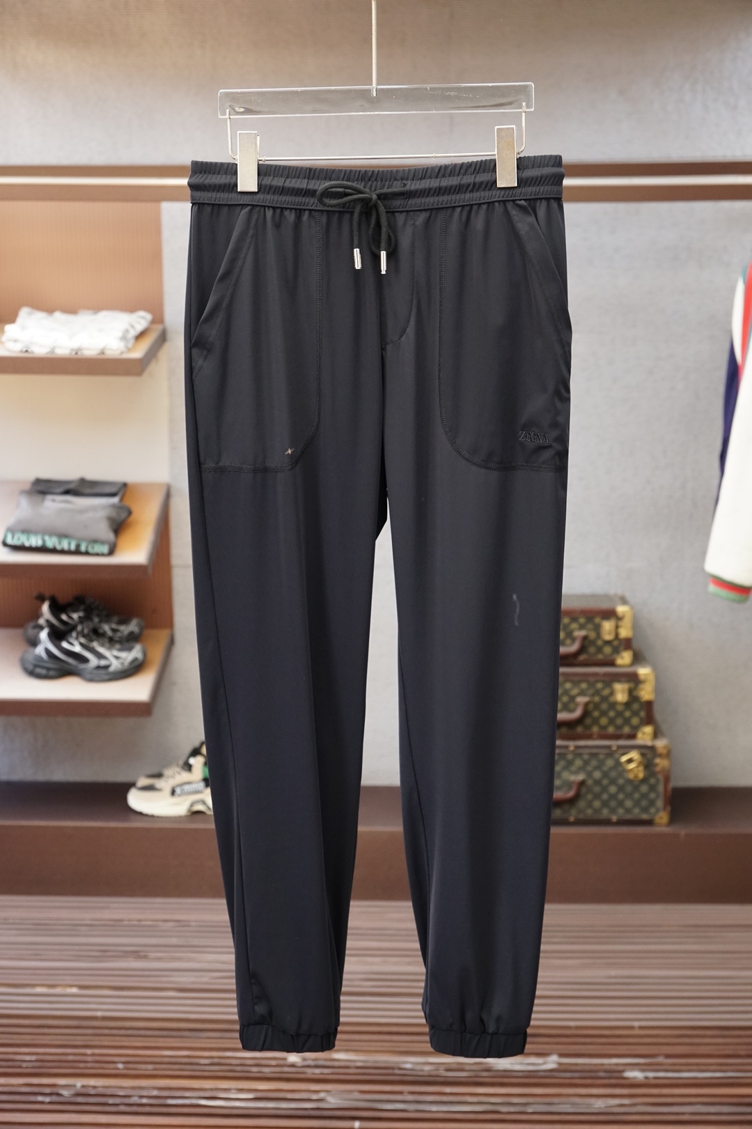 新品套装Zegna杰尼亚、/套2026春夏新品套装，以简约高级的色调，打造都市轻奢运动风。上衣为短袖Po