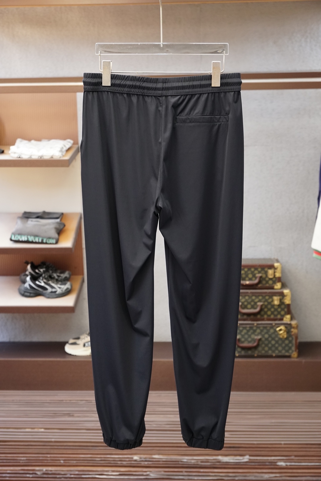 新品套装Zegna杰尼亚、/套2026春夏新品套装，以简约高级的色调，打造都市轻奢运动风。上衣为短袖Po