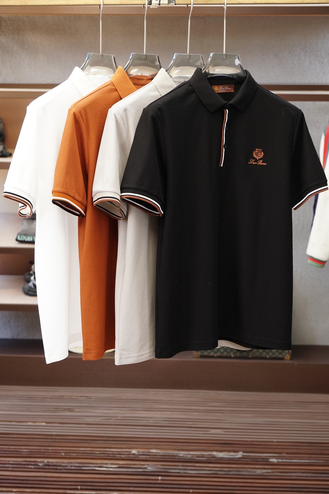 NO:945319,New arrival Lor* Piana 26SS new summer thin pique cotton lapel short Tee, men's classic logo embroidered fashion striped short-sleeved Polo shirt on the chest!  The classic and timeless stripe element will look cool no matter how you match it!  Made of imported light and thin pique cotton, selected from customers, it is breathable and dry, comfortable and close to the skin!  The fabrics have been washed and have a better feel and texture, are not easy to deform and shrink, and maintain long-term beauty!  The embroidered letter logo on the chest is vividly displayed on the clothes. It is low-key but eye-catching, showing unique identity and charm, and a fashionable item that shows personality and charm!  Stylish three-button design, quite elegant detail processing, versatile color matching, each color can interpret a unique styling effect, a POLO shirt that highlights temperament and taste, color black, royal blue, brown, white Size 48/M-58/4XL 48 Shoulder width 43 Bust 100 Clothing length 70 Sleeve length 22 50 Shoulder width 45 Bust 104 Clothing length 71 Sleeve length 23 52  Shoulder width 47 Bust 108 Clothing length 72 Sleeve length 24 54 Shoulder width 49 Bust 112 Clothing length 73 Sleeve length 25 56 Shoulder width 51 Bust 116 Clothing length 74 Sleeve length 26,,T-shirt,19860909新品 Lor* Piana 26SS夏季新款轻薄珠地棉布翻领短Tee,男士胸前经典标识刺绣时尚条纹短袖Polo衫！经典不过时的条纹元素,任由你怎样搭配都帅气十足！甄选客供进口轻薄珠地棉布制成,着身透气干爽,舒适贴肤！面料都经过浇洗,手感质感更佳,不易变形缩水,保持长久的美观！胸前字母标识刺绣标志跃然衣上.低调却醒目,彰显独特身份与魅力,展现个性与魅力的时尚单品！时尚三粒扣设计,颇为优雅的细节处理,配色万能百搭,每色都可诠释出别具一格的造型效果,非常凸显气质和品位的一款POLO衫,颜色黑色,宝蓝色,咖色,白色 尺码48/M-58/4XL 48 肩宽43胸围100衣长70袖长22 50 肩宽45胸围104衣长71袖长23 52 肩宽47胸围108衣长72袖长24 54 肩宽49胸围112衣长73袖长25 56 肩宽51胸围116衣长74袖长26,,T-shirt,,Men's clothing