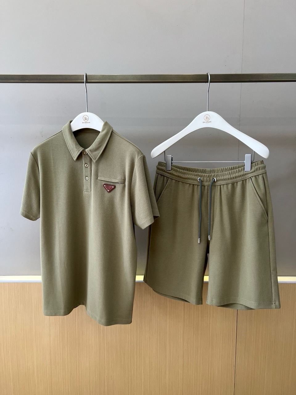 新品Prada套装一套不拆 /套  2026SS夏季新款，男士经典拉链口袋三角标徽章装饰商务休闲短袖POLO衫+抽绳短裤