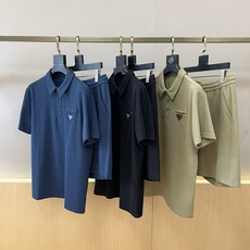 新品Prada套装一套不拆 /套 2026SS夏季新款,男士经典拉链口袋三角标徽章装饰商务休闲短袖POLO衫+抽绳短裤 新品Prada套装一套不拆 /套 2026SS夏季新款,男士经典拉链口袋三角标徽章装饰商务休闲短袖POLO衫+抽绳短裤