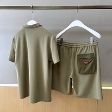 新品Prada套装一套不拆 /套 2026SS夏季新款,男士经典拉链口袋三角标徽章装饰商务休闲短袖POLO衫+抽绳短裤 新品Prada套装一套不拆 /套 2026SS夏季新款,男士经典拉链口袋三角标徽章装饰商务休闲短袖POLO衫+抽绳短裤