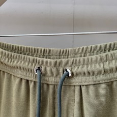 新品Prada套装一套不拆 /套 2026SS夏季新款,男士经典拉链口袋三角标徽章装饰商务休闲短袖POLO衫+抽绳短裤 新品Prada套装一套不拆 /套 2026SS夏季新款,男士经典拉链口袋三角标徽章装饰商务休闲短袖POLO衫+抽绳短裤
