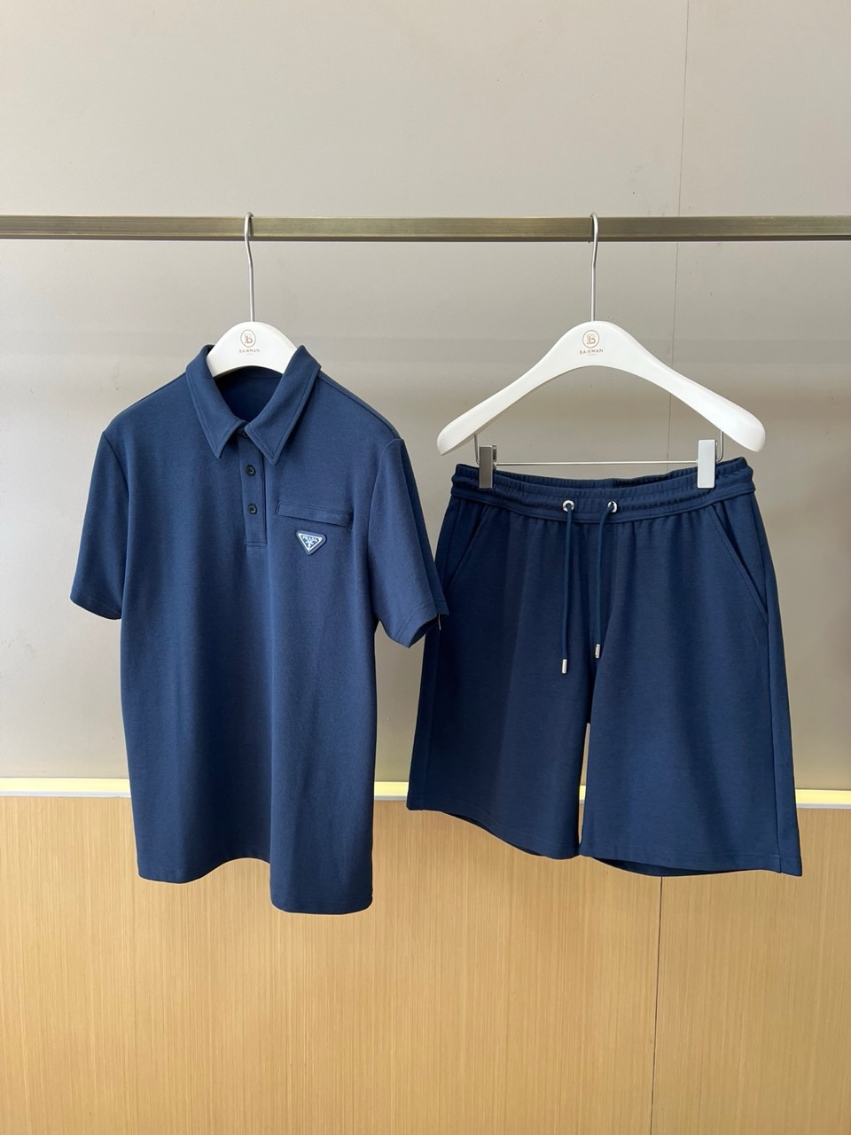 新品Prada套装一套不拆 /套  2026SS夏季新款，男士经典拉链口袋三角标徽章装饰商务休闲短袖POLO衫+抽绳短裤