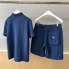 新品Prada套装一套不拆 /套 2026SS夏季新款,男士经典拉链口袋三角标徽章装饰商务休闲短袖POLO衫+抽绳短裤 新品Prada套装一套不拆 /套 2026SS夏季新款,男士经典拉链口袋三角标徽章装饰商务休闲短袖POLO衫+抽绳短裤