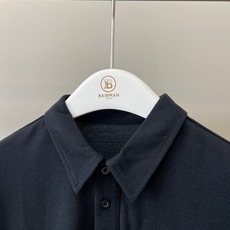新品Prada套装一套不拆 /套 2026SS夏季新款,男士经典拉链口袋三角标徽章装饰商务休闲短袖POLO衫+抽绳短裤 新品Prada套装一套不拆 /套 2026SS夏季新款,男士经典拉链口袋三角标徽章装饰商务休闲短袖POLO衫+抽绳短裤