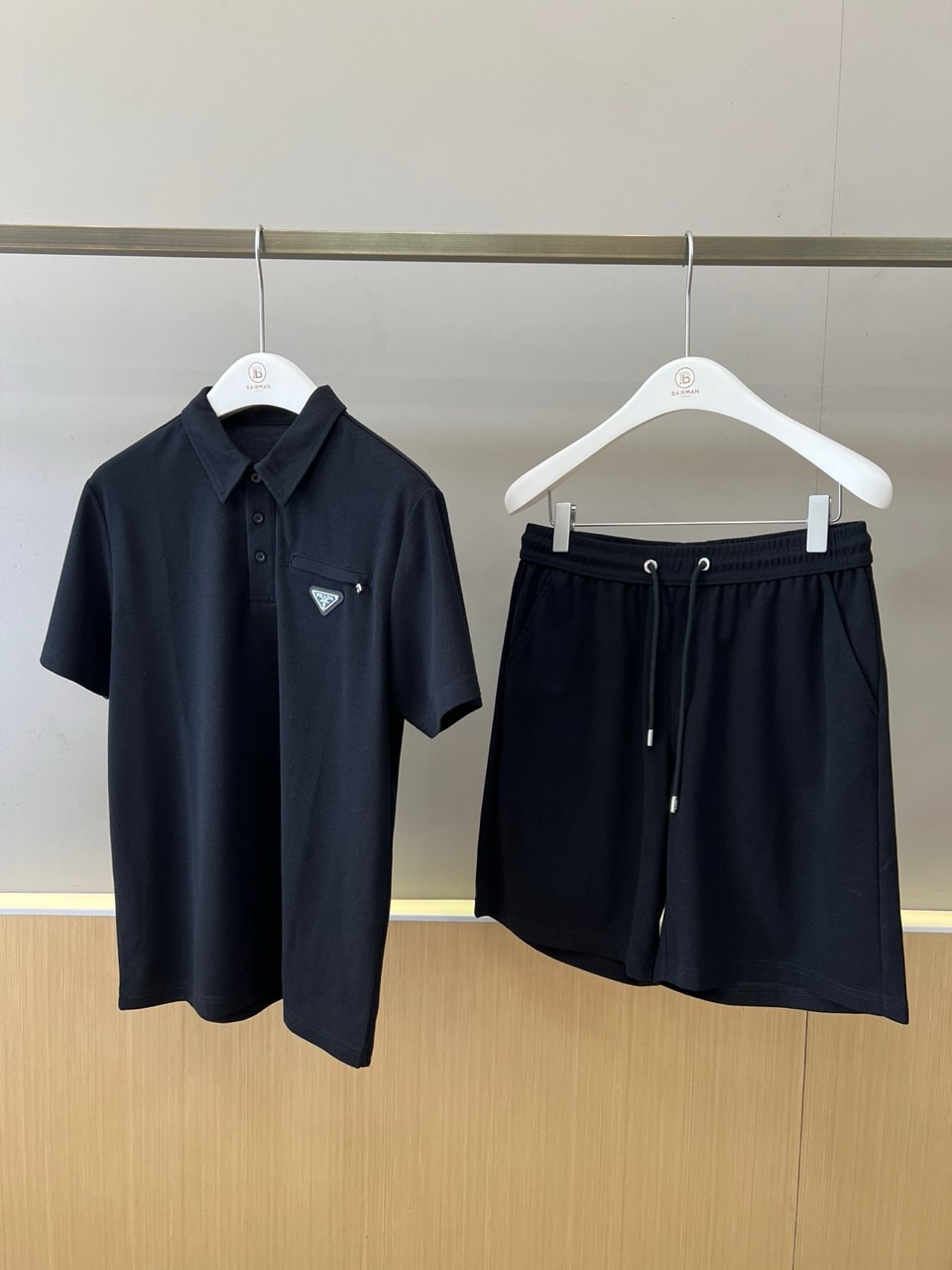 新品Prada套装一套不拆 /套  2026SS夏季新款，男士经典拉链口袋三角标徽章装饰商务休闲短袖POLO衫+抽绳短裤