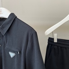 新品Prada套装一套不拆 /套 2026SS夏季新款,男士经典拉链口袋三角标徽章装饰商务休闲短袖POLO衫+抽绳短裤 新品Prada套装一套不拆 /套 2026SS夏季新款,男士经典拉链口袋三角标徽章装饰商务休闲短袖POLO衫+抽绳短裤