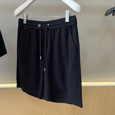 新品Prada套装一套不拆 /套 2026SS夏季新款,男士经典拉链口袋三角标徽章装饰商务休闲短袖POLO衫+抽绳短裤 新品Prada套装一套不拆 /套 2026SS夏季新款,男士经典拉链口袋三角标徽章装饰商务休闲短袖POLO衫+抽绳短裤