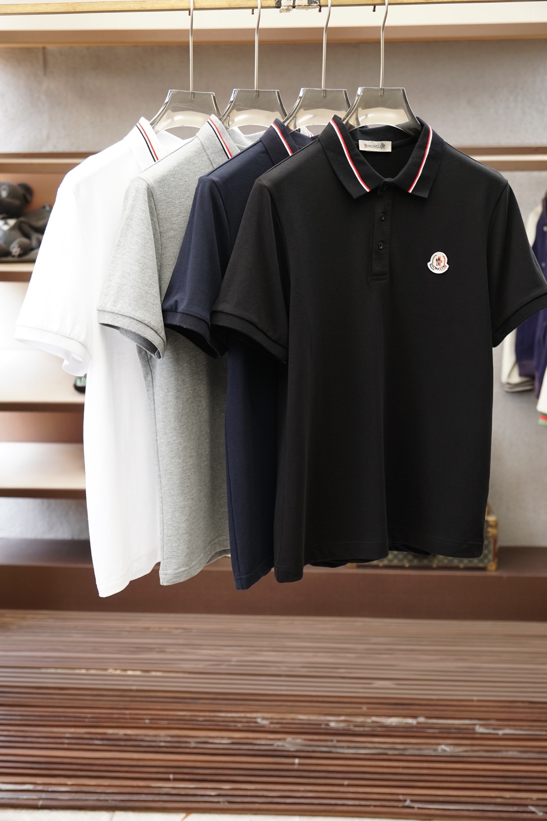 NO:945331,The new muzzled and 26 spring/summer new short-sleeved Polo shirts interpret modern urban light luxury style with neat tailoring. The classic lapels are matched with two exquisite buttons, showing exquisite details in simplicity; the short-sleeved design fits the arm lines, taking into account freshness, breathability and convenience.  Dropped silhouette. The body is made of fine piqué cotton fabric, which is smooth to the touch and crisp and stylish. It is light and not stuffy to wear in spring and summer. The left chest is decorated with three-dimensional embroidered logo letters, which low-key highlights the brand recognition and injects exquisite embellishments into the solid color tone. The overall style is integrated.  It is suitable for casual and daily wear, suitable for various scenarios such as commuting, dating, light sports, etc. The style is slightly loose but does not lose the sense of self-cultivation. It accommodates the body shape and optimizes the proportion. It is suitable for both men and women. Whether it is worn alone to show a clean temperament, or layered to create layers, it is suitable for both men and women.  Can be easily controlled. The new choice for spring and summer 26, with minimalist design carrying high-end texture, making every appearance calm and stylish. M-4XL (model weighs 173,143 pounds, upper body size L), Moncler, T-shirt,19860909新品蒙口、26春夏新品短袖Polo衫,以利落剪裁诠释现代都市轻奢格调.经典翻领搭配两颗精致纽扣,简约中透出考究细节；短袖设计贴合手臂线条,兼顾清爽透气与利落轮廓.衣身采用细腻珠地棉质面料,触感柔滑且挺括有型,春夏穿着轻盈不闷热.左胸处饰以立体绣标字母,低调彰显品牌辨识度,为纯色基调注入精致点缀.整体风格融合商务休闲与日常实穿,适配通勤、约会、轻运动等多种场景.版型微宽松却不失修身感,包容身形同时优化比例,男女皆宜.无论是单穿展现干净气质,还是内搭叠穿打造层次,皆能轻松驾驭.26春夏焕新之选,以极简设计承载高级质感,让每一次出场都从容有型.M-4XL（模特173,143斤上身L码）,,Moncler,T-shirt,,Men's clothing