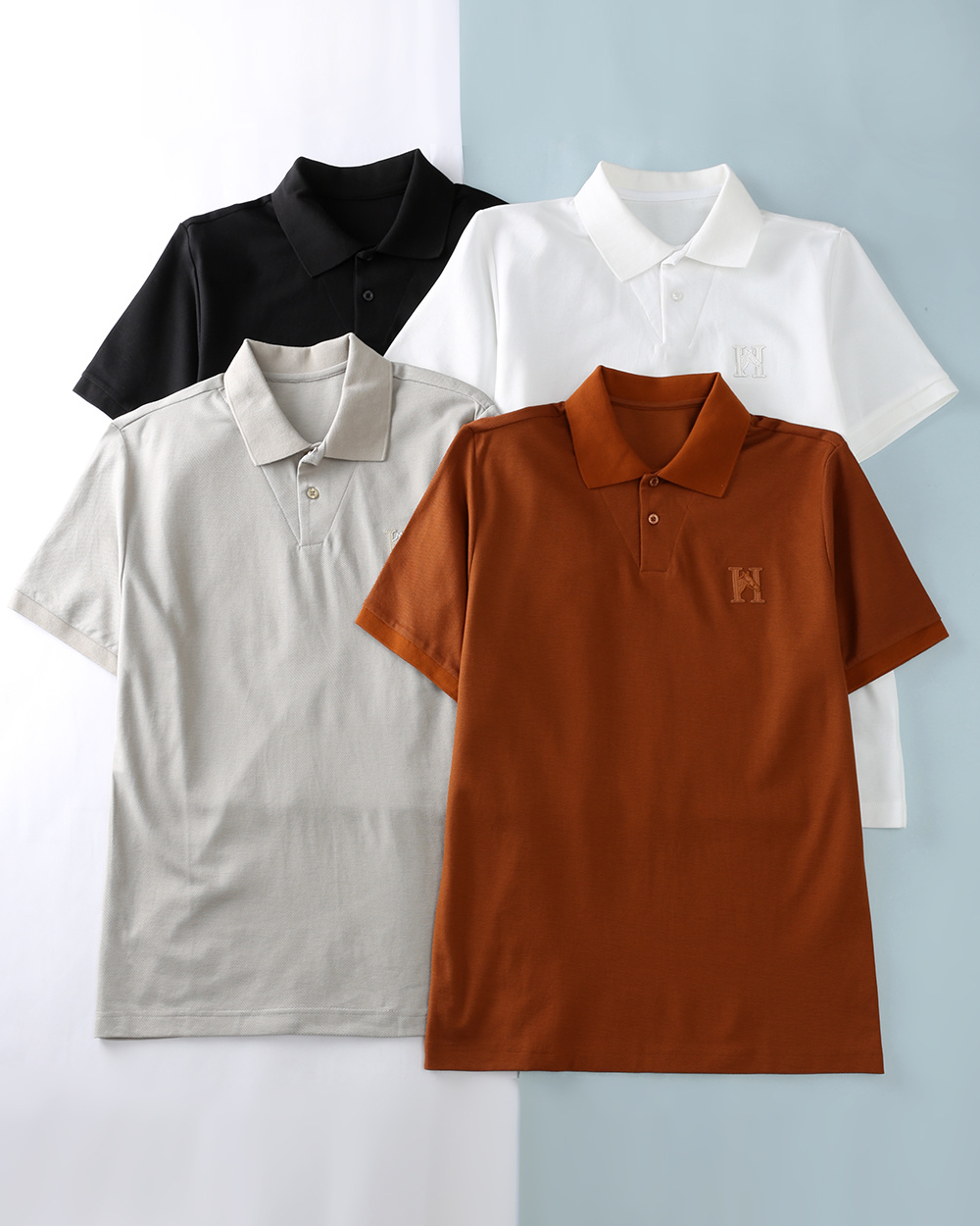 NO:945268,New Hermes 26SS spring and summer new mesh pique cotton lapel short Tee, men's classic 'H' horse head logo logo on the chest business casual short-sleeved Polo shirt!  Trading company channels are rare, ahead of GW sales!  H's new Polo shirt will allow you to show your elegance and taste this summer!  Whether it's a business negotiation or a gathering with friends, it can make you the center of attention and show your extraordinary temperament!  The custom-made mesh pique cotton fabric is soft and delicate to the touch, and the upper body is comfortable and breathable, allowing you to stay fresh in the hot summer!  The iconic horse head 'H' leather label is embroidered on the chest, showing your luxurious status!  The custom-made natural mother-of-pearl buckle at the placket is in excellent condition, highlighting your pursuit of quality!  The basic and regular cut makes this Polo shirt suitable for both business occasions and leisure time, making it an indispensable fashion item in your wardrobe!  Item No. D2416 Size 48/M-58/4XL 48 Shoulder width 41 Bust 98 Dress length 71 Sleeve length 21 50 Shoulder width 43 Bust 102 Dress length 72 Sleeve length 22 52 Shoulder width 45 Bust 106 Dress length 73 Sleeve length 22 54 Shoulder width 47 Bust 110 Dress length 74 Sleeve length 23 56  Shoulder width 49, bust 114, shirt length 75, sleeve length 23 58, shoulder width 51, bust 118, shirt length 76, sleeve length 24,,hermes,hermes,T-shirt,19860909新品Hermes爱马仕 26SS春夏新款网眼珠地棉布翻领短Tee,男士胸前经典“H”马头皮标标识商务休闲短袖Polo衫！贸易公司渠道稀出,领先GW发售！H家新款Polo衫,让您在这个夏天尽显优雅与品味！无论是商务洽谈还是与朋友聚会,它都能让您成为焦点,展现出不凡的气质！客供定制的网眼珠地棉布面料,手感柔软细腻,上身舒爽透气,让您在炎炎夏日里依然保持清爽！衣身胸前标志性马头“H”皮标刺绣点缀,展现出您的奢华身份！而门襟处定制的天然母贝扣,品相极佳,彰显出您对品质的追求！基础常规的版型裁剪,让这款Polo衫既适合商务场合,又能轻松应对休闲时光,成为您衣橱中不可或缺的时尚单品！货号D2416 尺码48/M-58/4XL 48 肩宽41胸围98 衣长71袖长21 50 肩宽43胸围102衣长72袖长22 52 肩宽45胸围106衣长73袖长22 54 肩宽47胸围110衣长74袖长23 56 肩宽49胸围114衣长75袖长23 58 肩宽51胸围118衣长76袖长24,,hermes,hermes,T-shirt,,Men's clothing