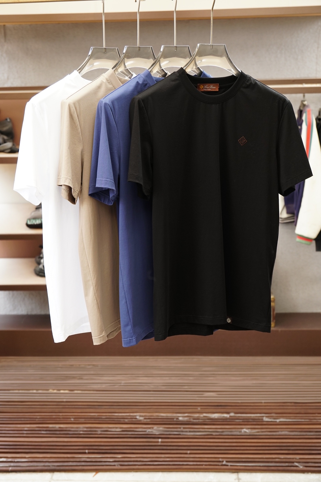 NO:945308,New Lss new summer product, men's classic logo embroidered pique mesh business casual short-sleeved POLO shirt on the chest!  Hong Kong foreign company channel goods, heavy-duty high-end products, perfectly inherited the essence and genes of the LP family, the same color embroidered logo on the chest and body, showing a very distinctive fashion statement, and effectively flaunting the brand identity, providing customers with high-end imported ready-made garments, custom-woven pique fabrics, Italian  It is an extremely luxurious and special material that is custom-woven and dyed in the garment process of an old Italian workshop. The fabric properties are all of the highest quality. It is treated with mercerization process. The fabric has extremely high gloss. The mesh structure is delicate and natural. It has perfect combination of comfort and breathability. The tactile experience is self-evident. It is the ultimate luxury enjoyment!  The placket is closed with a custom-made natural mother-of-pearl buckle. As the leader of men's clothing brands, LP's attention to detail is also very good!  It is by no means a heavy-duty premium Polo shirt that can be matched by market currency. It is a tasteful choice for high-end men!  Color dark gray, white, black Size M-4XL M Shoulder width 43 Bust 96 Length 67 Sleeve length 22 L Shoulder width 45 Bust 100 Clothes length 68 Sleeve length 23  piana,T-shirt,19860909新品Lss夏季新品,男士胸前经典徽标刺绣珠地网眼商务休闲短袖POLO衫！香港洋行渠道货,重磅高端级臻品,完美沿袭了LP家的精髓与基因,胸前衣身同色刺绣徽标,展现出极具鲜明态度的时髦主张,,且有力标榜了品牌身份,客供高级进口成衣定织珠地面料,意大利老牌工坊成衣工序定织定染极为奢华特殊的材质,面料属性皆为上乘,丝光工艺处理,面料光泽度极高,网眼结构细腻自然,舒适性与透气性完美兼备,触感体验不言而喻,奢华极致享受！门襟定制天然母贝扣闭合,LP家作为男装品牌的引导者,细节把控也是非常到位！绝非市场通货可以媲美的重磅精品Polo衫,高端男士的品味之选！颜色深灰色,白色,黑色 尺码M-4XL  M肩宽43胸围96 衣长67袖长22 L肩宽45胸围100衣长68袖长23  XL肩宽47胸围104衣长69袖长24 XXL肩宽49胸围108衣长70袖长25 3XL肩宽51胸围112衣长71袖长26,,loro piana,T-shirt,,Men's clothing
