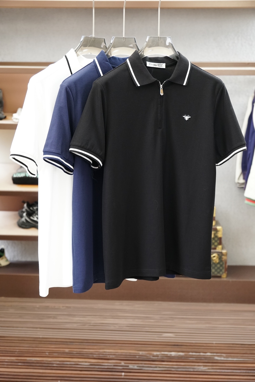 NO:945267,New Dior 26ss spring and summer new product, men's high-end business casual polo short-sleeved POLO shirt, sold through trading company channels, pure blood quality, perfect condition!  A platinum-level single product with a very luxurious design, a T-shirt that is in line with the aesthetic tone of the H family, a classic ace series, with the iconic brand logo on the chest, presented in exquisite embroidery, which is quite exquisite and fashionable, enriches the overall vision, and effectively flaunts the brand identity, which is a soulful comment!  We provide customers with high-grade imported Egyptian cotton fabrics, custom-woven and dyed in the garment process of well-known Italian workshops. The fabric properties are all excellent, and the fabric texture is quite fashionable. The jacquard structure with pineapple texture is a unique type on the market. The texture is super strong, the mesh structure is delicate, the comfort and breathability are perfect, and the tactile experience is self-evident!  Classic black, white and orange, a color that easily highlights your temperament. The details are exquisite and the appearance is perfect. It shows craftsmanship everywhere. The fashionable three-button placket and contrast rib design on the cuffs and neckline are fashionable and age-reducing. The upper body is full of temperament. It is elegant and capable, has both style and style, and is a versatile and practical POLO shirt!  Size 48/M-56/3XL M Shoulder width 43 Bust 98 Clothing length 69 Sleeve length L Shoulder width 45 Bust 102 Clothing length 70 Sleeve length 21  Shoulder width 51, bust 114, length 73, sleeve length 24, dior, dior, T-shirt, tees, t-shirt,19860909新品Dior迪奥26ss春夏新品,,男士高端商务休闲马球短袖POLO衫,贸易公司渠道货,纯血统品质,品相完美如斯！极具奢华设计的一枚白金级单品,极符合H家美学基调的一款T恤,经典王牌系列,胸前饰有标志性品牌标识,以精美刺绣体呈现,颇为精致且时髦,丰富了整体视觉,且有力标榜了品牌身份,,属于灵魂性的注释！客供高级进口埃及棉面料,意大利老牌工坊成衣工序定织定染,面料属性皆为上乘,面料肌理颇为时髦,菠萝纹理的提花构造形态,市面独一无二的类型,质感超级强烈,网眼结构细腻,舒适性与透气性完美兼备,触感体验不言而喻！经典黑色白色橙色系,极易凸显气质的色调,细节精致出挑,品相完美如斯,处处彰显出匠心工艺,时尚三粒扣开合门襟,搭配袖口领口撞色罗纹设计,时髦且减龄,上身满满的气质感,优雅且干练,型格兼具,百搭实穿性极好的一款POLO衫！ 尺码48/M-56/3XL  M 肩宽43胸围98 衣长69袖长 L 肩宽45胸围102衣长70袖长21  XL 肩宽47胸围106衣长71袖长22 XXL 肩宽49胸围110衣长72袖长23 3XL 肩宽51胸围114衣长73袖长24,,dior,dior,T-shirt,tees，t-shirt,,Men's clothing