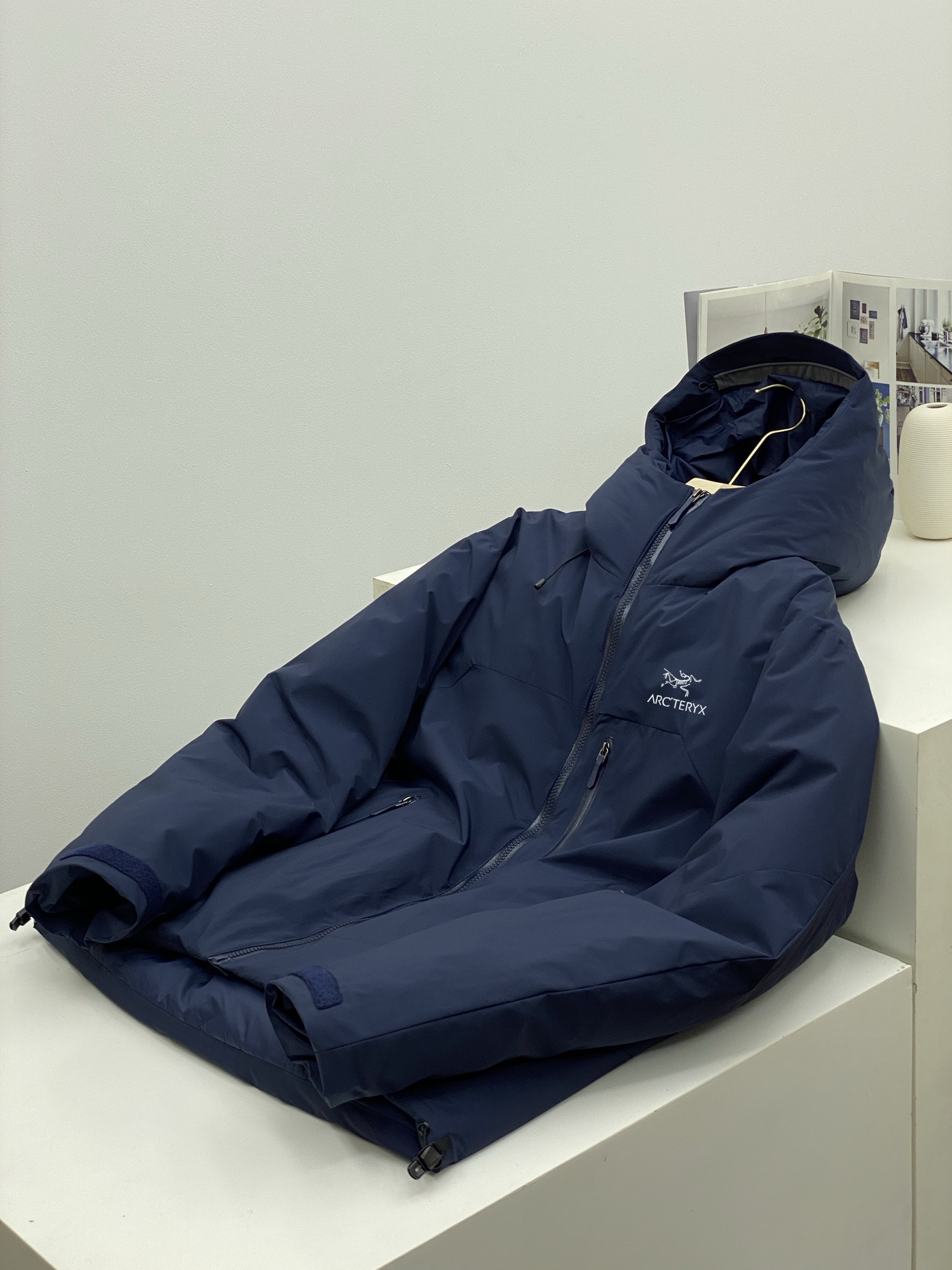 供💰295【白鸭绒羽绒服】
𝐀𝐑𝐂&lsquo;𝐓𝐄𝐑𝐘𝐗  始祖鸟同款 BETA INSULATED JACKET，户外王者实至名归

颜色:黑色 藏青 绿黄
尺码:  S-XL

❄️身在都市，心向旷野？这款 ARC'TERYX 始祖鸟 BETA INSULATED JACKET 羽绒服，堪称户外与通勤的完美融合。

原厂外贸公司订单，品质毋庸置疑。男女同款的情侣款设计，让爱与冒险同行。

✨独特压胶工艺，定制同色系 TPU 防水拉链，细节之处尽显高端。高克重白鸭绒填充，保暖性超强却不臃肿，头盔帽设计带来全面防护，搭配三防面料，无畏风雨霜雪，一件即可轻松过冬。

无论是都市通勤的奔波，还是户外穿越的挑战，它都是你的不二之选。与始祖鸟一起，解锁无畏寒冬的户外新篇。