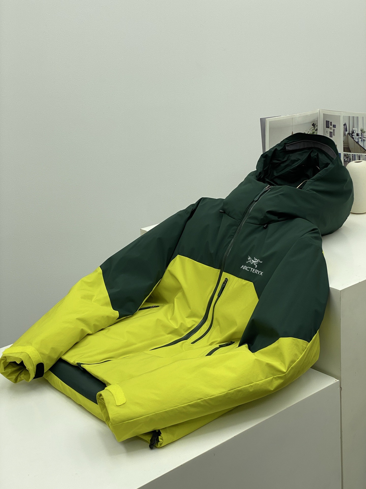 供💰295【白鸭绒羽绒服】
𝐀𝐑𝐂&lsquo;𝐓𝐄𝐑𝐘𝐗  始祖鸟同款 BETA INSULATED JACKET，户外王者实至名归

颜色:黑色 藏青 绿黄
尺码:  S-XL

❄️身在都市，心向旷野？这款 ARC'TERYX 始祖鸟 BETA INSULATED JACKET 羽绒服，堪称户外与通勤的完美融合。

原厂外贸公司订单，品质毋庸置疑。男女同款的情侣款设计，让爱与冒险同行。

✨独特压胶工艺，定制同色系 TPU 防水拉链，细节之处尽显高端。高克重白鸭绒填充，保暖性超强却不臃肿，头盔帽设计带来全面防护，搭配三防面料，无畏风雨霜雪，一件即可轻松过冬。

无论是都市通勤的奔波，还是户外穿越的挑战，它都是你的不二之选。与始祖鸟一起，解锁无畏寒冬的户外新篇。