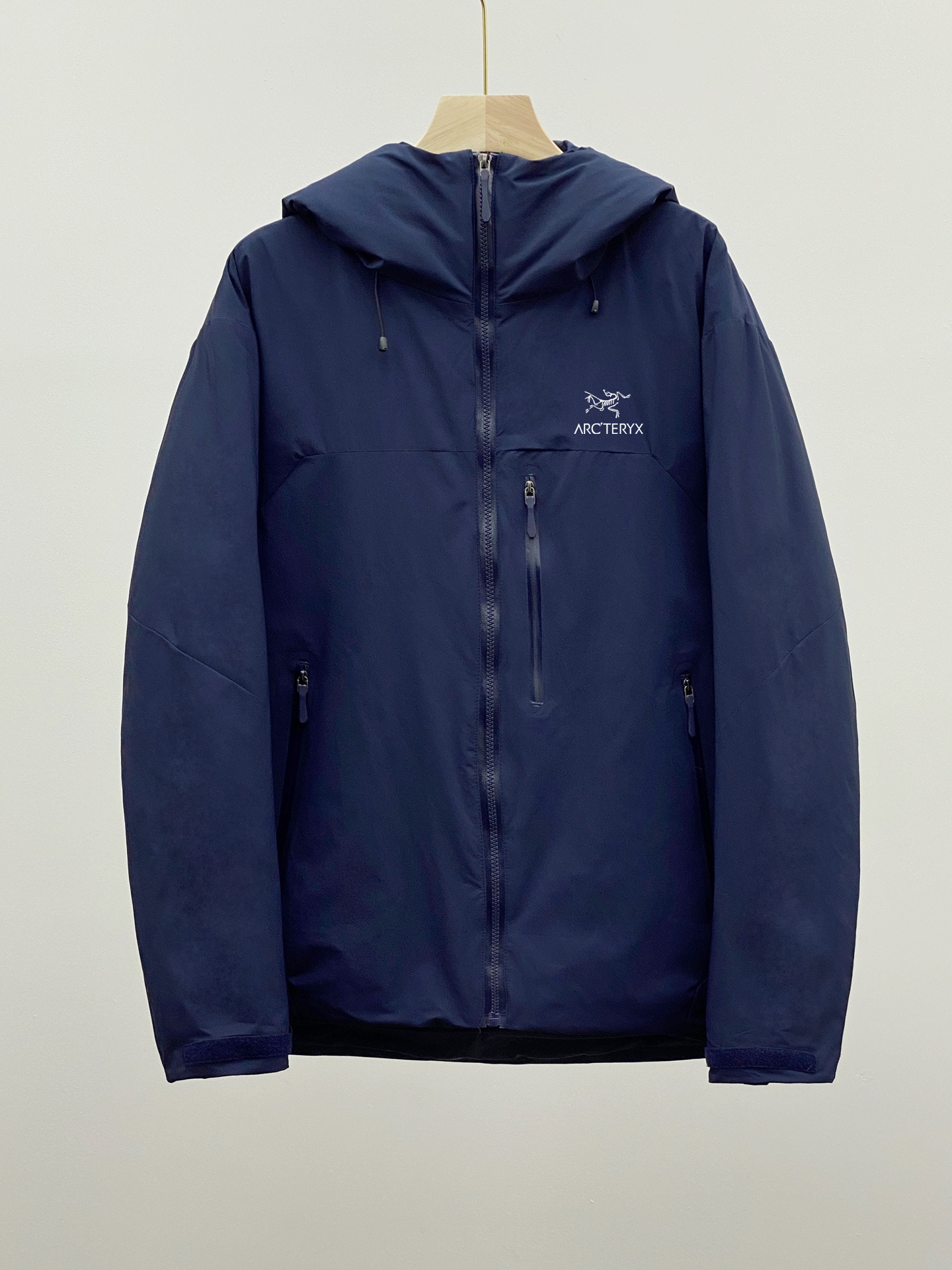 供💰295【白鸭绒羽绒服】
𝐀𝐑𝐂&lsquo;𝐓𝐄𝐑𝐘𝐗  始祖鸟同款 BETA INSULATED JACKET，户外王者实至名归

颜色:黑色 藏青 绿黄
尺码:  S-XL

❄️身在都市，心向旷野？这款 ARC'TERYX 始祖鸟 BETA INSULATED JACKET 羽绒服，堪称户外与通勤的完美融合。

原厂外贸公司订单，品质毋庸置疑。男女同款的情侣款设计，让爱与冒险同行。

✨独特压胶工艺，定制同色系 TPU 防水拉链，细节之处尽显高端。高克重白鸭绒填充，保暖性超强却不臃肿，头盔帽设计带来全面防护，搭配三防面料，无畏风雨霜雪，一件即可轻松过冬。

无论是都市通勤的奔波，还是户外穿越的挑战，它都是你的不二之选。与始祖鸟一起，解锁无畏寒冬的户外新篇。