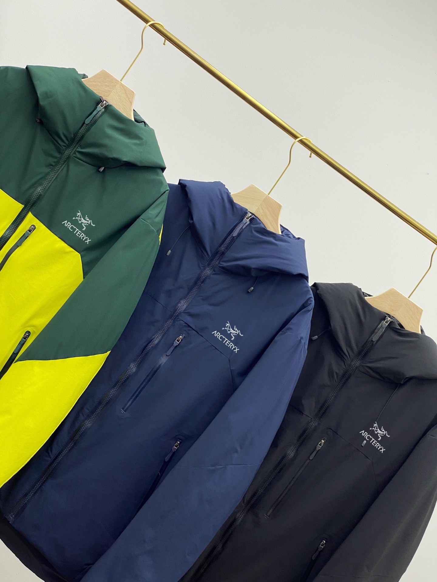 供💰295【白鸭绒羽绒服】
𝐀𝐑𝐂&lsquo;𝐓𝐄𝐑𝐘𝐗  始祖鸟同款 BETA INSULATED JACKET，户外王者实至名归

颜色:黑色 藏青 绿黄
尺码:  S-XL

❄️身在都市，心向旷野？这款 ARC'TERYX 始祖鸟 BETA INSULATED JACKET 羽绒服，堪称户外与通勤的完美融合。

原厂外贸公司订单，品质毋庸置疑。男女同款的情侣款设计，让爱与冒险同行。

✨独特压胶工艺，定制同色系 TPU 防水拉链，细节之处尽显高端。高克重白鸭绒填充，保暖性超强却不臃肿，头盔帽设计带来全面防护，搭配三防面料，无畏风雨霜雪，一件即可轻松过冬。

无论是都市通勤的奔波，还是户外穿越的挑战，它都是你的不二之选。与始祖鸟一起，解锁无畏寒冬的户外新篇。