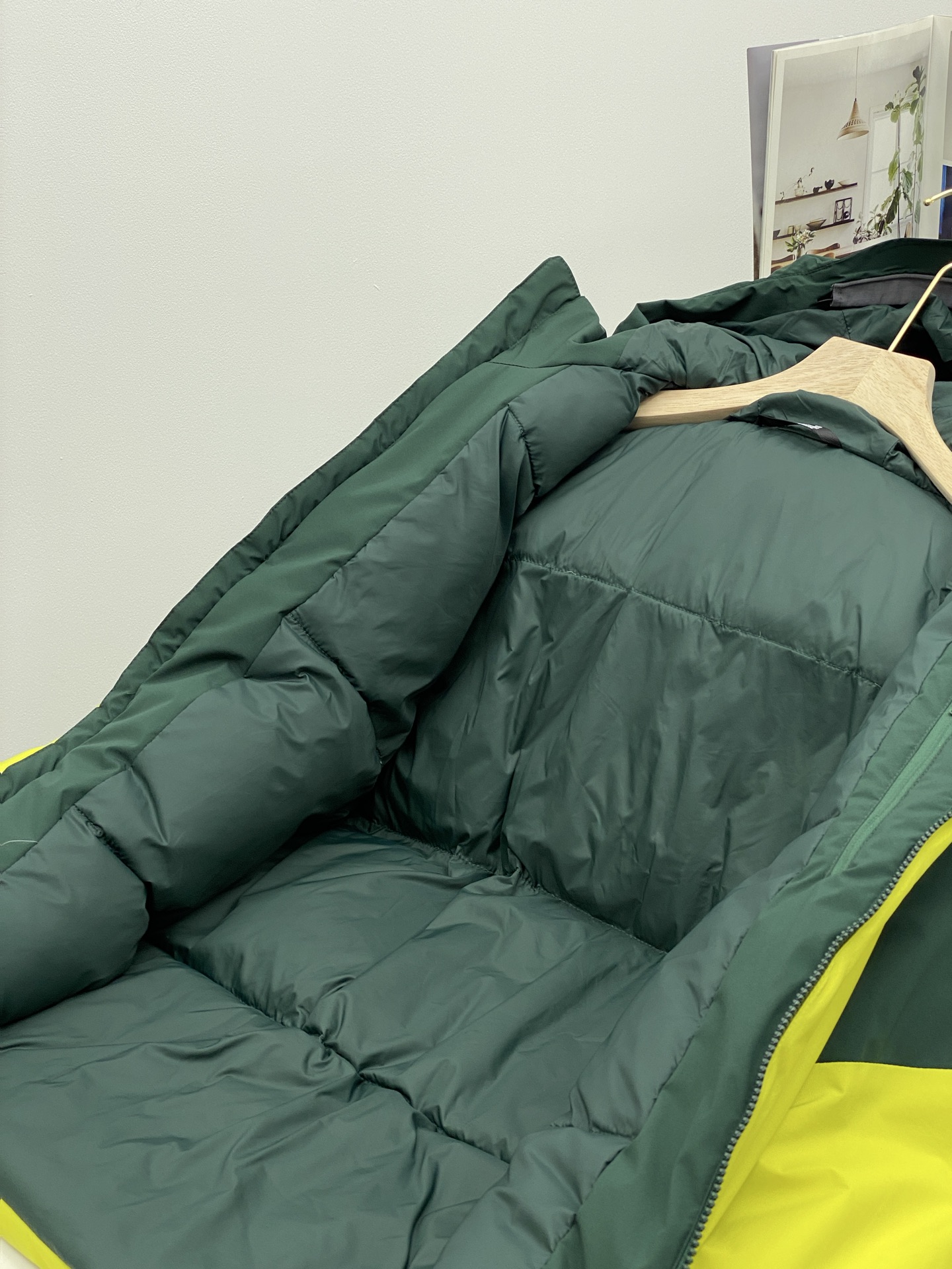 供💰295【白鸭绒羽绒服】
𝐀𝐑𝐂&lsquo;𝐓𝐄𝐑𝐘𝐗  始祖鸟同款 BETA INSULATED JACKET，户外王者实至名归

颜色:黑色 藏青 绿黄
尺码:  S-XL

❄️身在都市，心向旷野？这款 ARC'TERYX 始祖鸟 BETA INSULATED JACKET 羽绒服，堪称户外与通勤的完美融合。

原厂外贸公司订单，品质毋庸置疑。男女同款的情侣款设计，让爱与冒险同行。

✨独特压胶工艺，定制同色系 TPU 防水拉链，细节之处尽显高端。高克重白鸭绒填充，保暖性超强却不臃肿，头盔帽设计带来全面防护，搭配三防面料，无畏风雨霜雪，一件即可轻松过冬。

无论是都市通勤的奔波，还是户外穿越的挑战，它都是你的不二之选。与始祖鸟一起，解锁无畏寒冬的户外新篇。