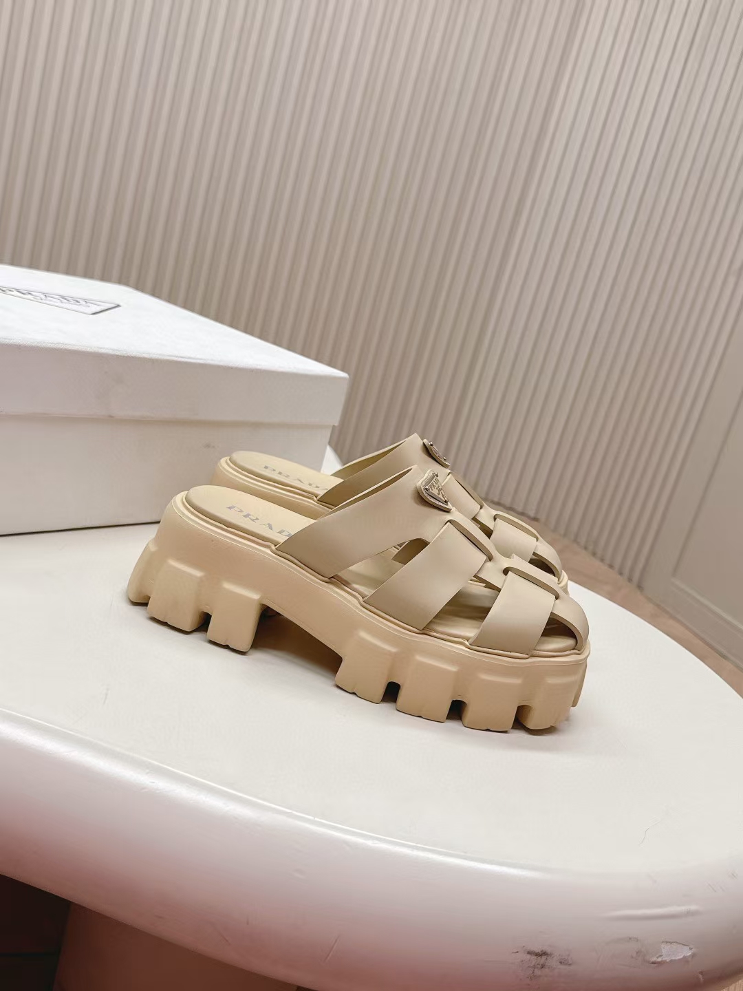 NO:240020,Prada 2025 spring and summer pig cage shoes serrated Roman woven thick-soled rubber slippers Retro and fashionable avant-garde wheel teeth 55mm thick-soled sole paired with rubber upper makes the whole pair of shoes light and comfortable. Bright colors satisfy a variety of choices for fashionable people in different styles!  The iconic metal triangle logo is matched with the ancient beach sandals, and every design element is on the trendy point!  35-40 code count, semi-drag, prada, sandals, slippers19860909出 普拉达2025春夏猪笼鞋锯齿罗马编织厚底橡胶拖鞋 复古时髦前卫的轮齿55mm 厚底鞋底搭配橡胶鞋面,让整双鞋轻便舒适 鲜艳色彩 满足不同风格时髦人士的多种选择！ 标志性金属三角标搭配古沙滩凉鞋造型,每一个设计元素都踩在时髦点上！ 码数35-40,半拖,prada,sandals,slippers,Women's Shoes