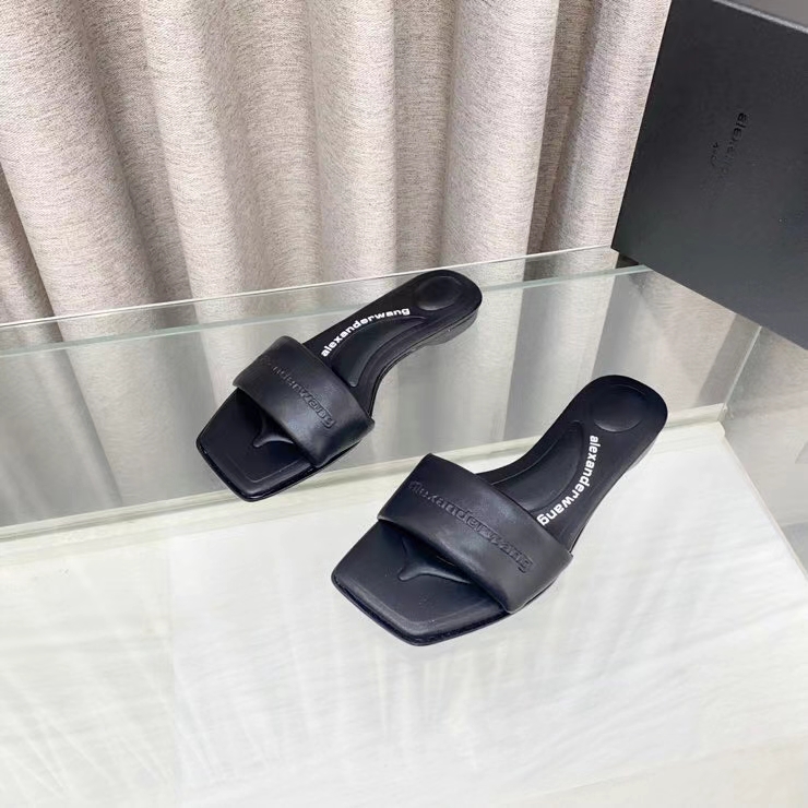 NO:227309,New style on cloth and leather!  Alexander Wang Alexander King high heels women's luxury goods Alexande* Wang original 1:1 material, lazy people drag, a must-have for casual!  The insole with concave and convex feel with massage is an excellent match with glue-injected logo with the most fashionable square head   high elastic injection molding material queen!  The comfort is so good, the beauty is really beautiful, the position just can reveal the seams of the feet, it is really sexy~ the letter logo design is very special!  , The original leather is easy to control!  Imported denim (black, blue, apricot), imported cowhide (black leather. white leather) in total five colors. Imported cowhide, customized cowhide cloth. Heel height 1.cm. Sole original Italian imported perm and dyed leather outsole. Size 35-39 (34.40.41.42.43. Custom made), slippers, alexander wang, high heels, slippers, cowhide, Leather soles19860909布面皮面出 大王 新款！Alexander Wang亚历山大王高跟鞋女士奢侈品Alexande* Wang原版1:1的材料,懒人拖,休闲必选！ 凹凸感带按摩的鞋垫配上注胶 Logo 搭配最潮方头 高弹注塑材质女王的绝佳搭配！舒服感爆棚,美是真的美,位置刚好可以露脚缝, 真的很sexy～字母logo设计很特别！,原厂皮料很好驾驭！ 鞋面进口牛仔布（黑色,蓝色,杏色）,进口牛皮（黑皮.白皮）共五个色 垫脚进口牛皮,定制牛子布 跟高1.cm 鞋底原版意大利进口透染真皮大底 码数35-39（34.40.41.42.43.定做）,拖鞋,alexander wang,high heels,slippers,cowhide,Leather soles,Women's Shoes