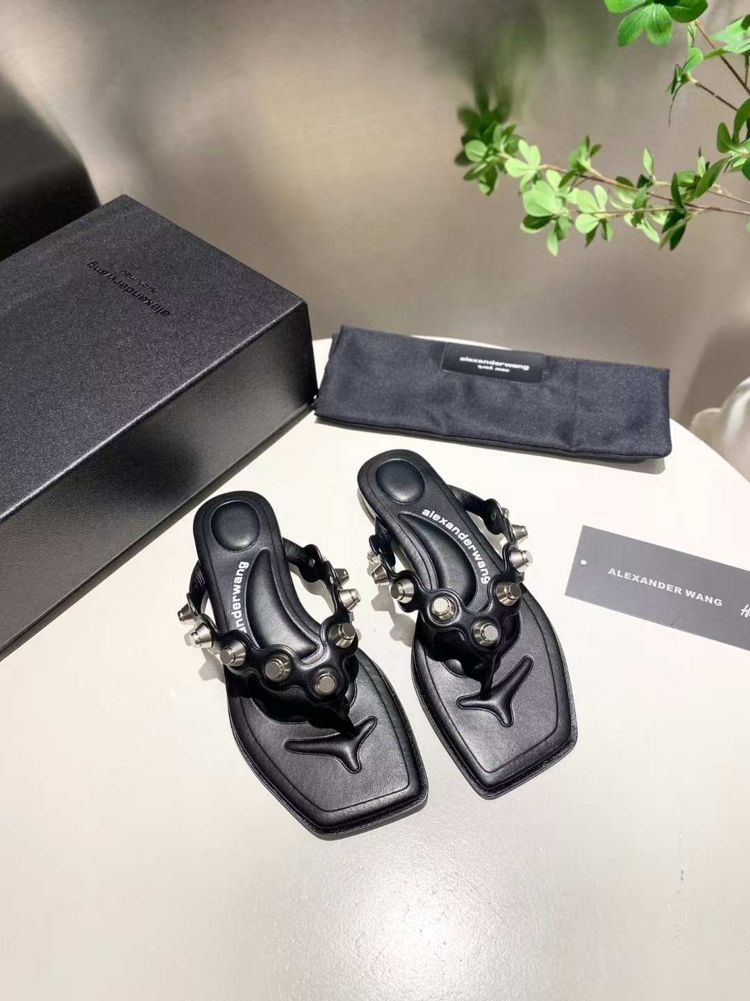 NO:252254,New style!  Alexander Wang Alexander King high heels women's luxury goods Alexande* Wang original 1:1 material, lazy people drag, a must-have for casual!  The insole with concave and convex feel with massage is an excellent match with glue-injected logo with the most fashionable square flip-flops   high-elastic injection molding material queen!  The comfort is so good, the beauty is really beautiful, the position just can reveal the seams of the feet, it is really sexy~ the letter logo design is very special!  , Original leather material imported cowhide (black, white, apricot) three colors, foot pad imported cowhide, heel height 1.cm, original sole imported from Italy, perm dyed leather outsole, size 35-39 (34.40.41.42.43. Custom made), split-toe shoes, alexander wang, high heels, cowhide, Leather soles19860909出.大王 新款！Alexander Wang亚历山大王高跟鞋女士奢侈品Alexande* Wang原版1:1的材料,懒人拖,休闲必选！ 凹凸感带按摩的鞋垫配上注胶 Logo 搭配最潮方头人字拖 高弹注塑材质女王的绝佳搭配！舒服感爆棚,美是真的美,位置刚好可以露脚缝, 真的很sexy～字母logo设计很特别！,原厂皮料 鞋面进口牛皮（黑.白.杏）三个色 垫脚进口牛皮 跟高1.cm 鞋底原版意大利进口透染真皮大底 码数35-39（34.40.41.42.43.可定做）,分趾鞋,alexander wang,high heels,cowhide,Leather soles,Women's Shoes